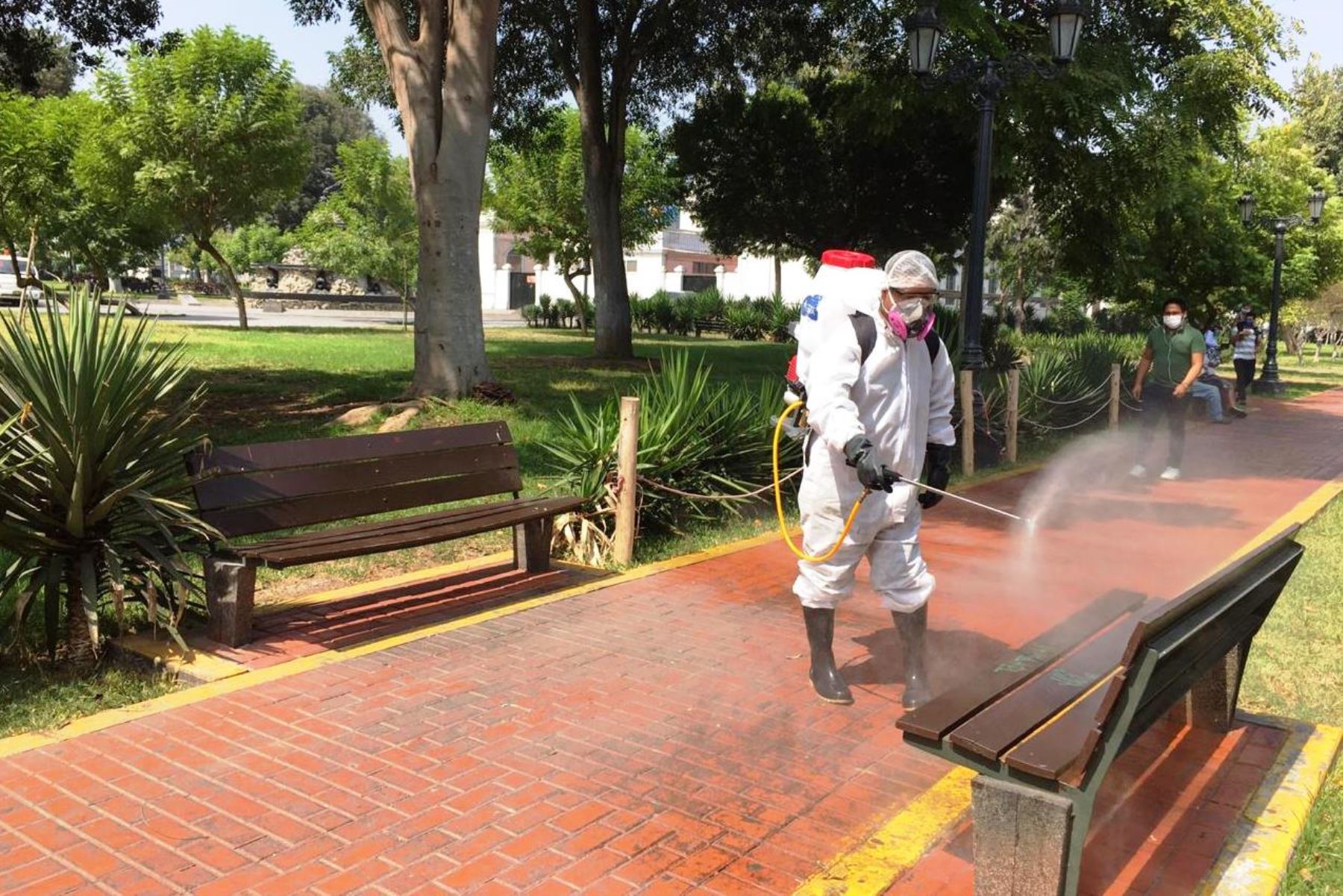 Coronavirus: desinfectan parques, plazas y mercados del Cercado de Lima. Foto: ANDINA/Difusión.