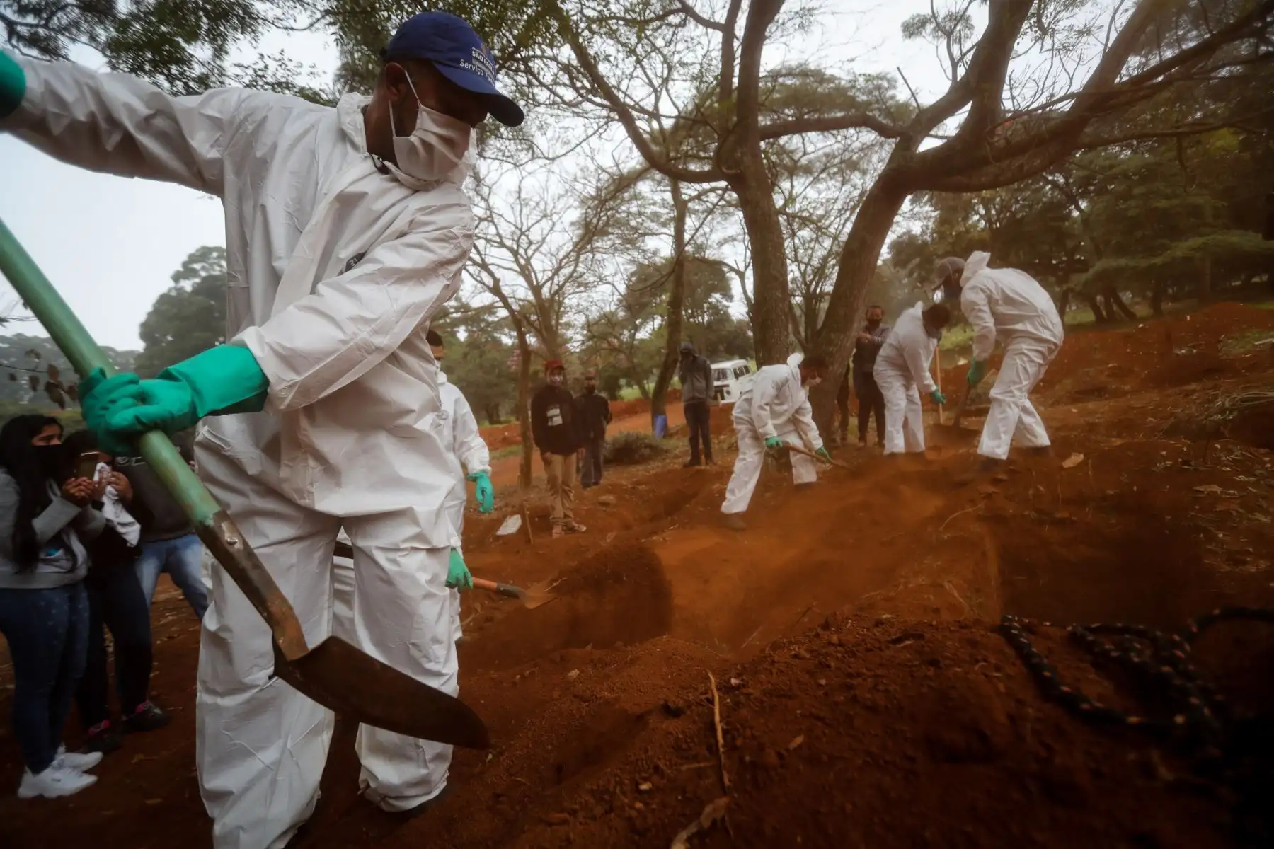 Supultadores trabajan arduamente en el cementerio de Vila Formosa, en Sao Paulo Foto: EFE