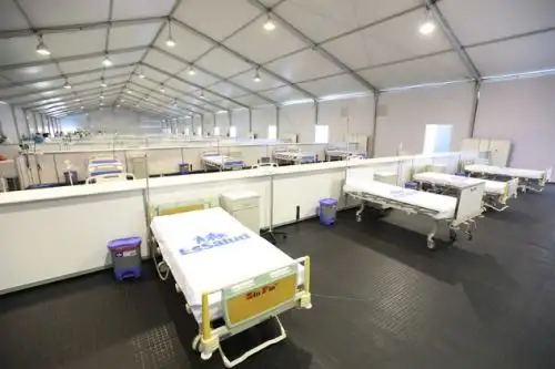 El Seguro Social de Salud (EsSalud) ha puesto en marcha la instalación de hospitales de construcción rápida en Lima, Loreto y Lambayeque, Piura, los cuales cuentan con equipamiento médico y camas hospitalarias para atender a casos sospechosos o diagnosticados con covid-19. Estás infraestructuras serán replicadas en Piura, Ucayali y Áncash.