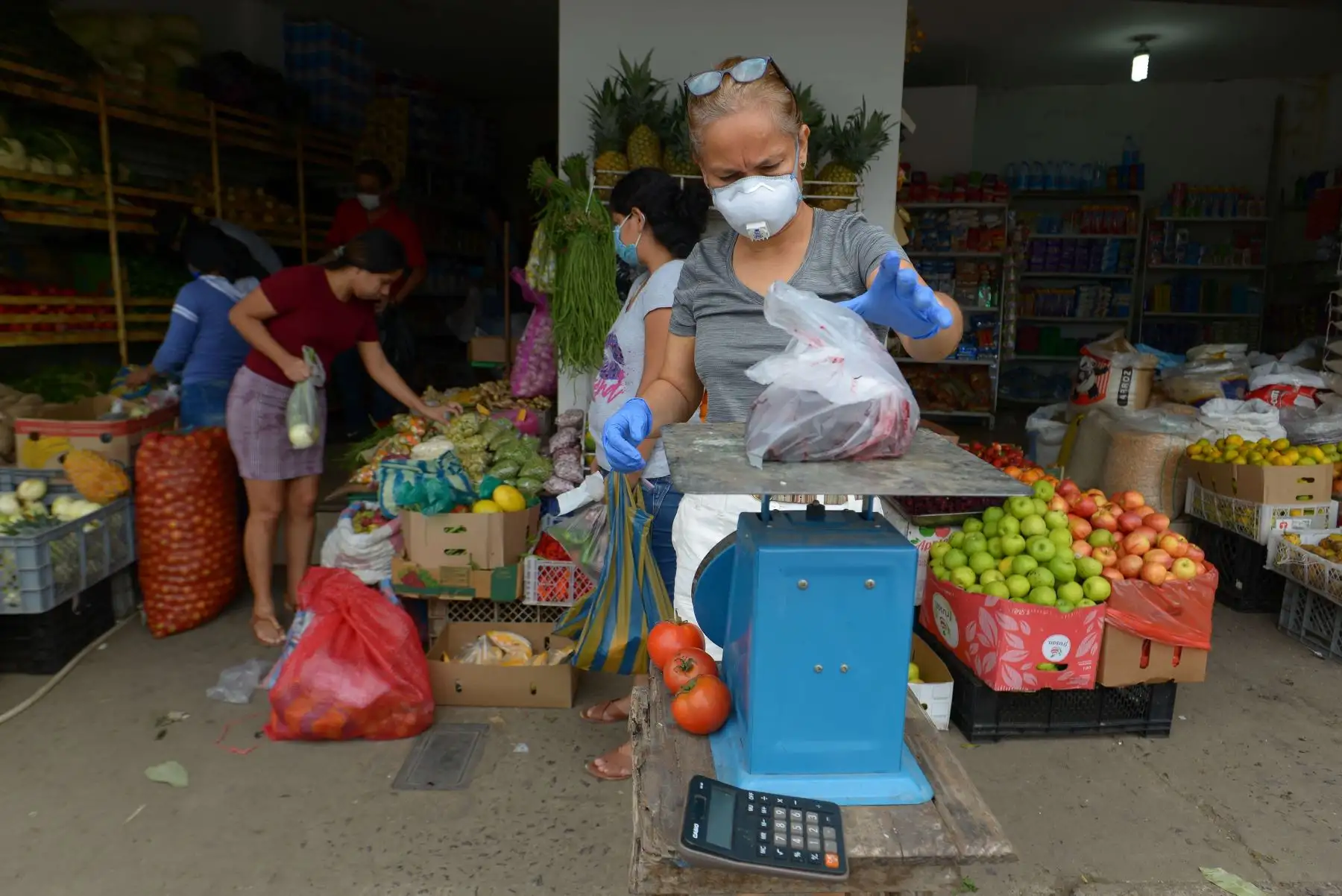 Una mujer realiza el mercado en Ecuador a dos meses de cuarentena. Foto: EFE