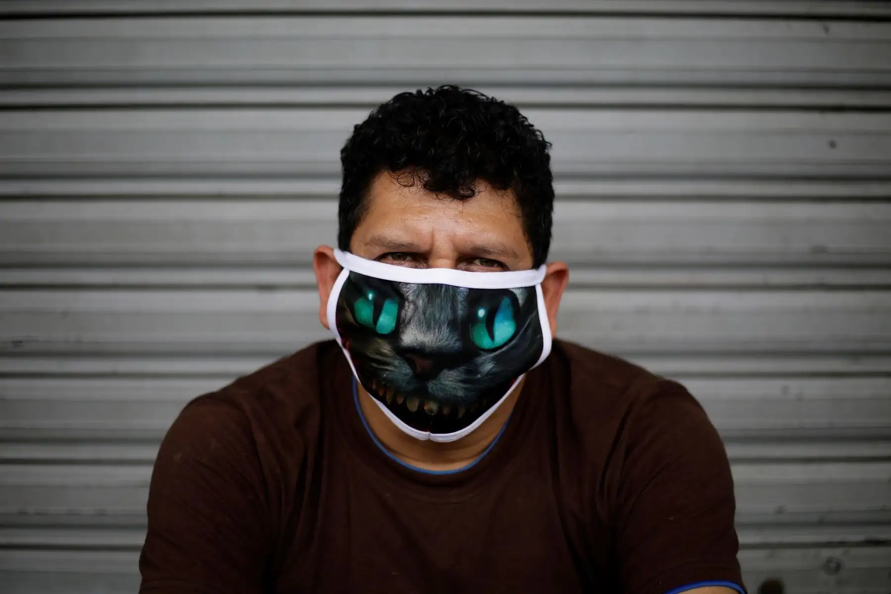 Un hombre usa una mascarilla con diseño, en San Salvador. Foto: EFE