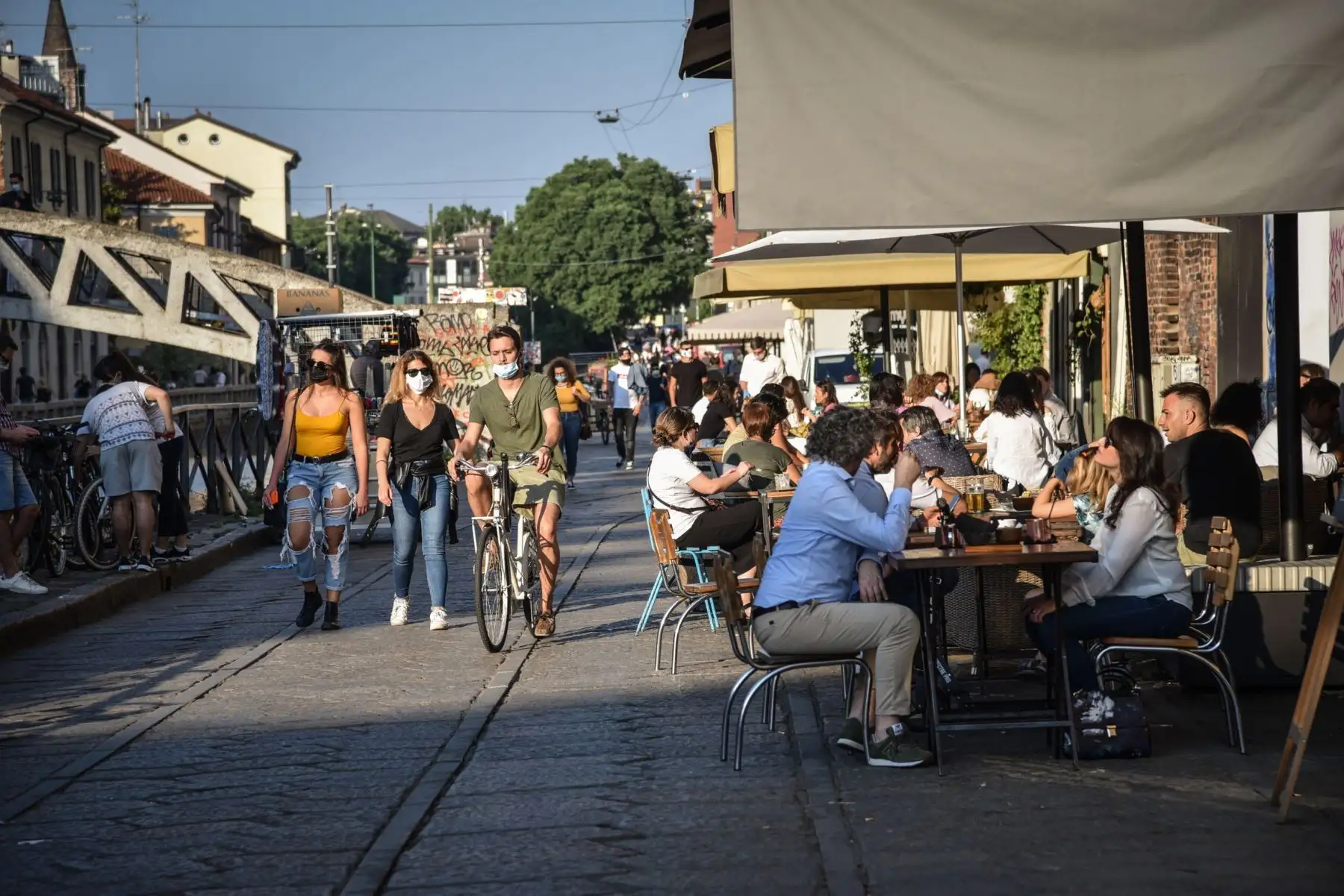 Ciudadanos toman un café al aire libre este miércoles, en Milán, Italia. Foto: EFE