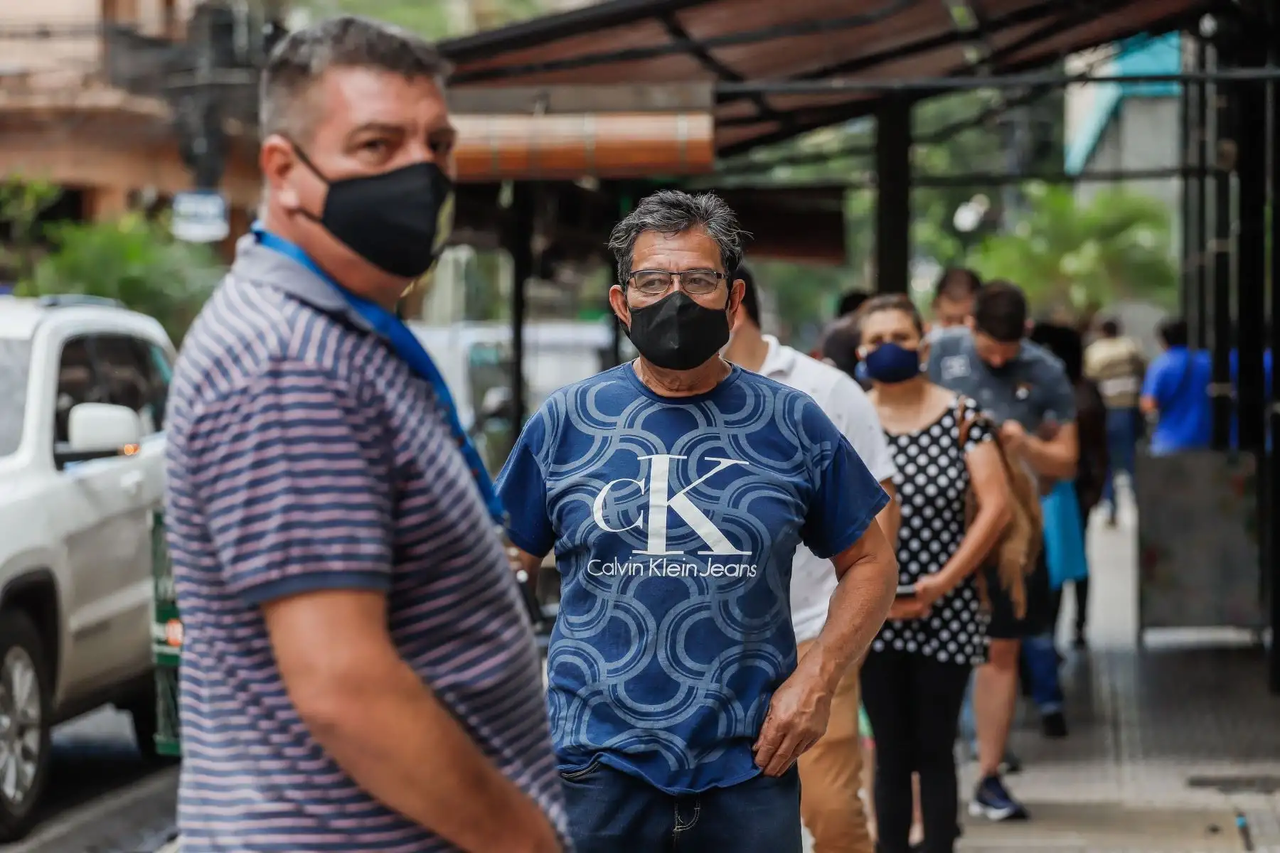 Varias personas hacen fila para entrar a un local comercial este miércoles en Asunción, en Paraguay. Foto: EFE