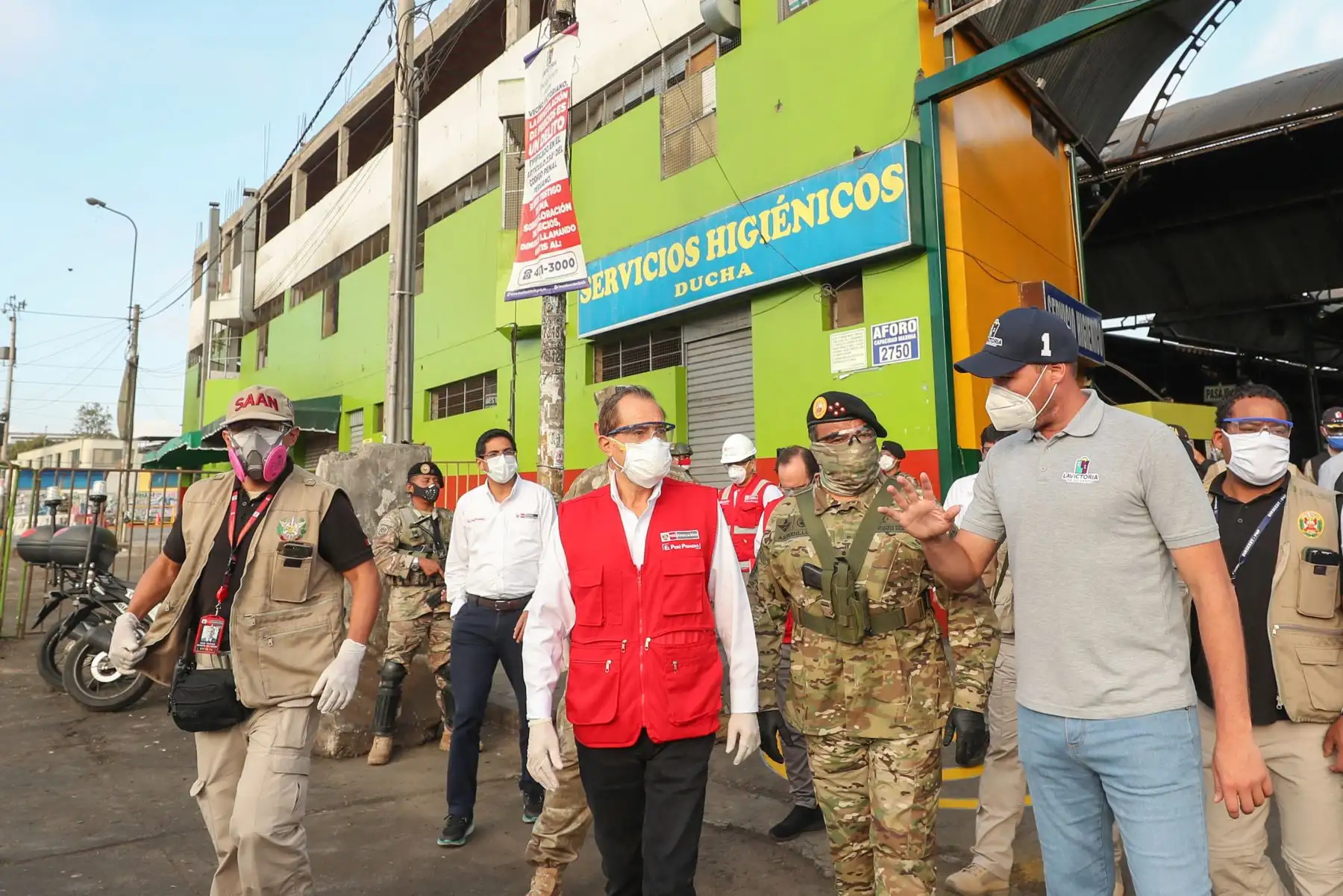 Ministro de Defensa, Walter Martos y alcalde de la Municipalidad de La Victoria, George Forsyth supervisan mejoras de protocolos de seguridad en Mercado de Frutas.
Foto: Mindef