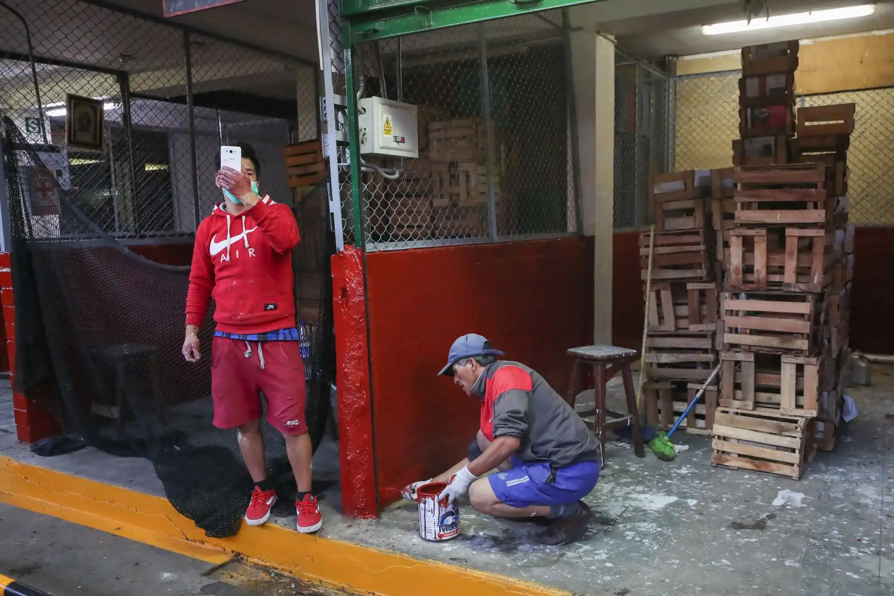 Ministro de Defensa, Walter Martos y alcalde de la Municipalidad de La Victoria, George Forsyth supervisan mejoras de protocolos de seguridad en Mercado de Frutas.
Foto: Mindef