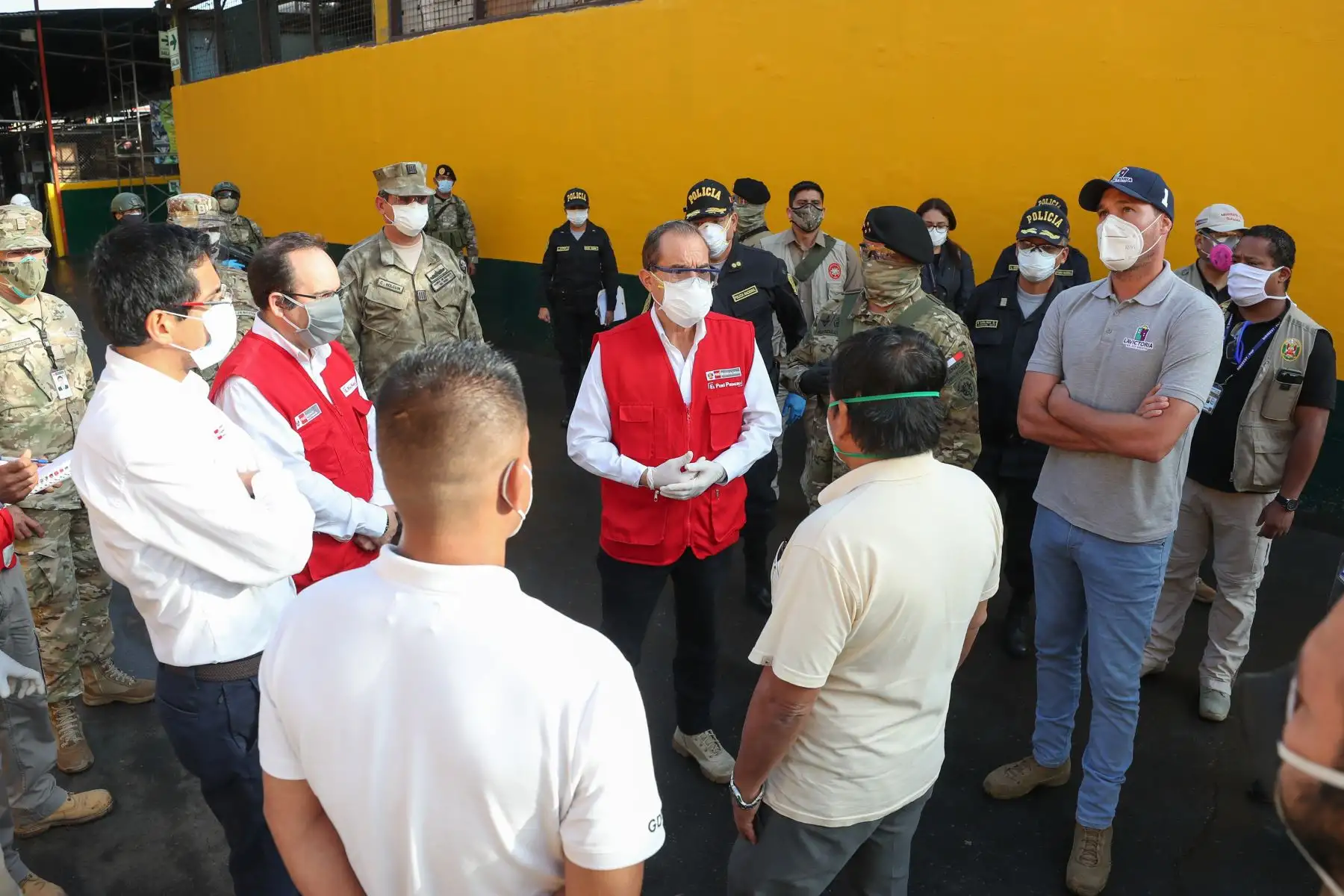 Ministro de Defensa, Walter Martos y alcalde de la Municipalidad de La Victoria, George Forsyth supervisan mejoras de protocolos de seguridad en Mercado de Frutas.
Foto: Mindef