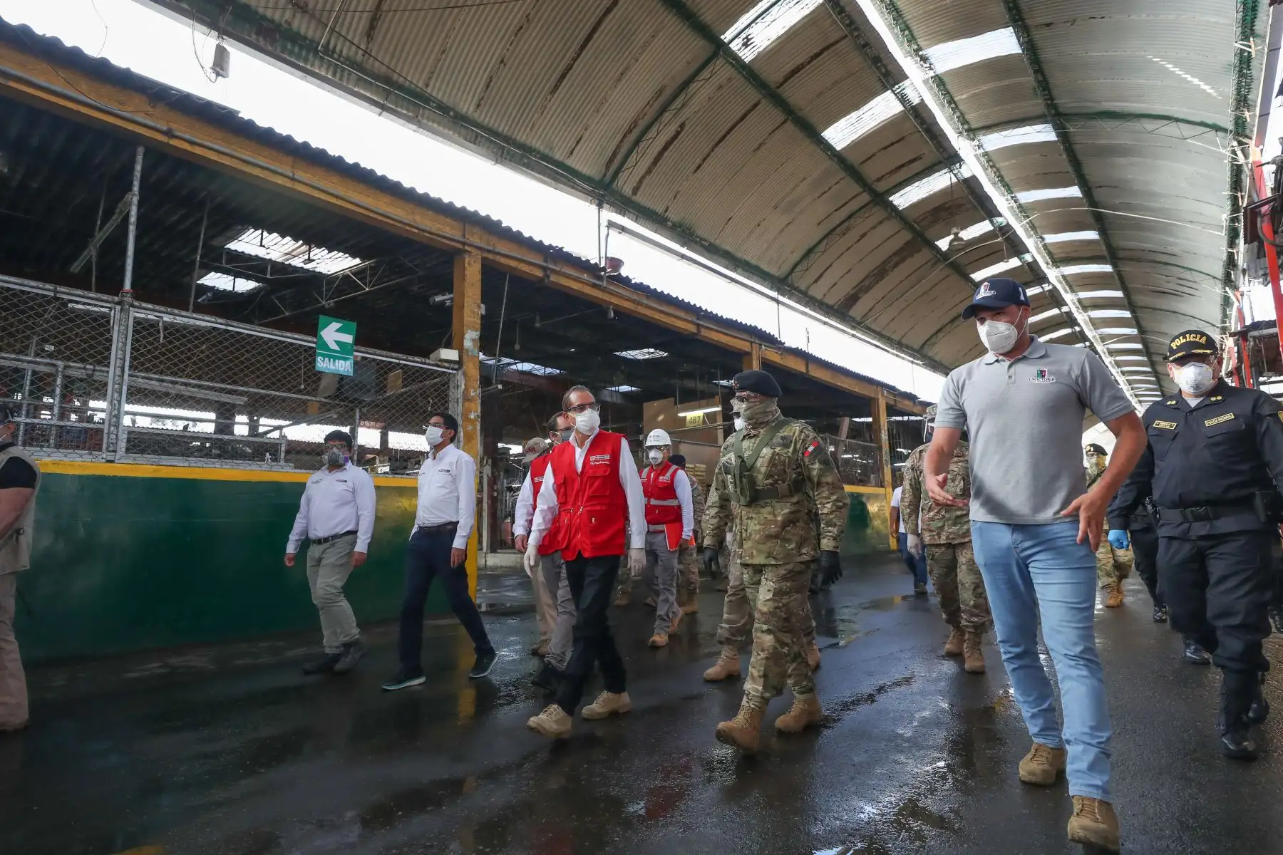 Ministro de Defensa, Walter Martos y alcalde de la Municipalidad de La Victoria, George Forsyth supervisan mejoras de protocolos de seguridad en Mercado de Frutas.
Foto: Mindef