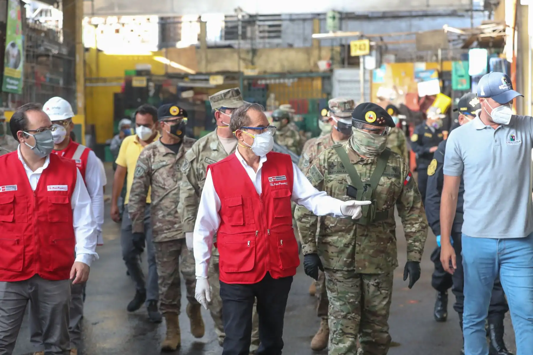 Ministro de Defensa, Walter Martos y alcalde de la Municipalidad de La Victoria, George Forsyth supervisan mejoras de protocolos de seguridad en Mercado de Frutas.
Foto: Mindef