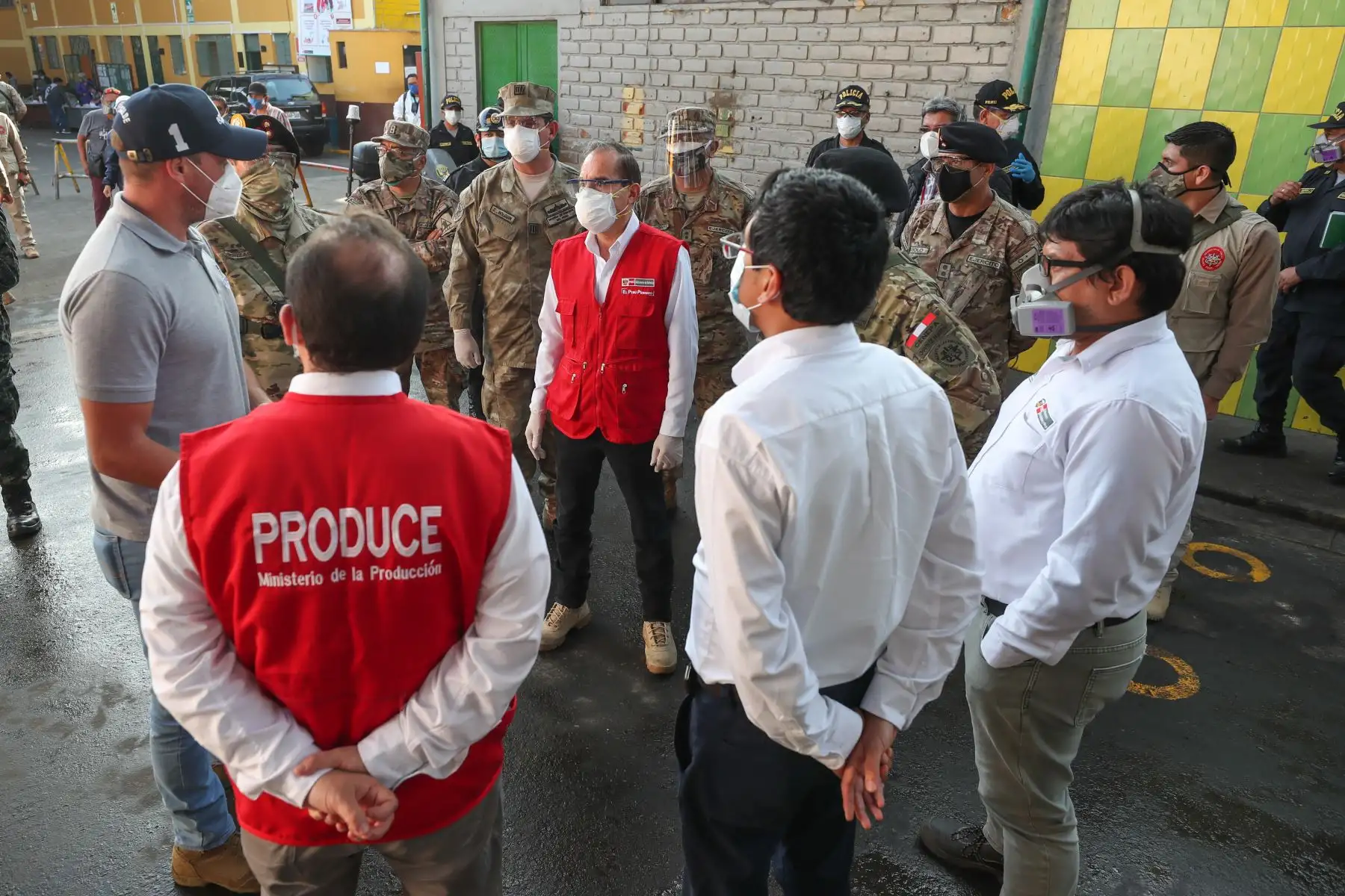 Ministro de Defensa, Walter Martos y alcalde de la Municipalidad de La Victoria, George Forsyth supervisan mejoras de protocolos de seguridad en Mercado de Frutas.
Foto: Mindef