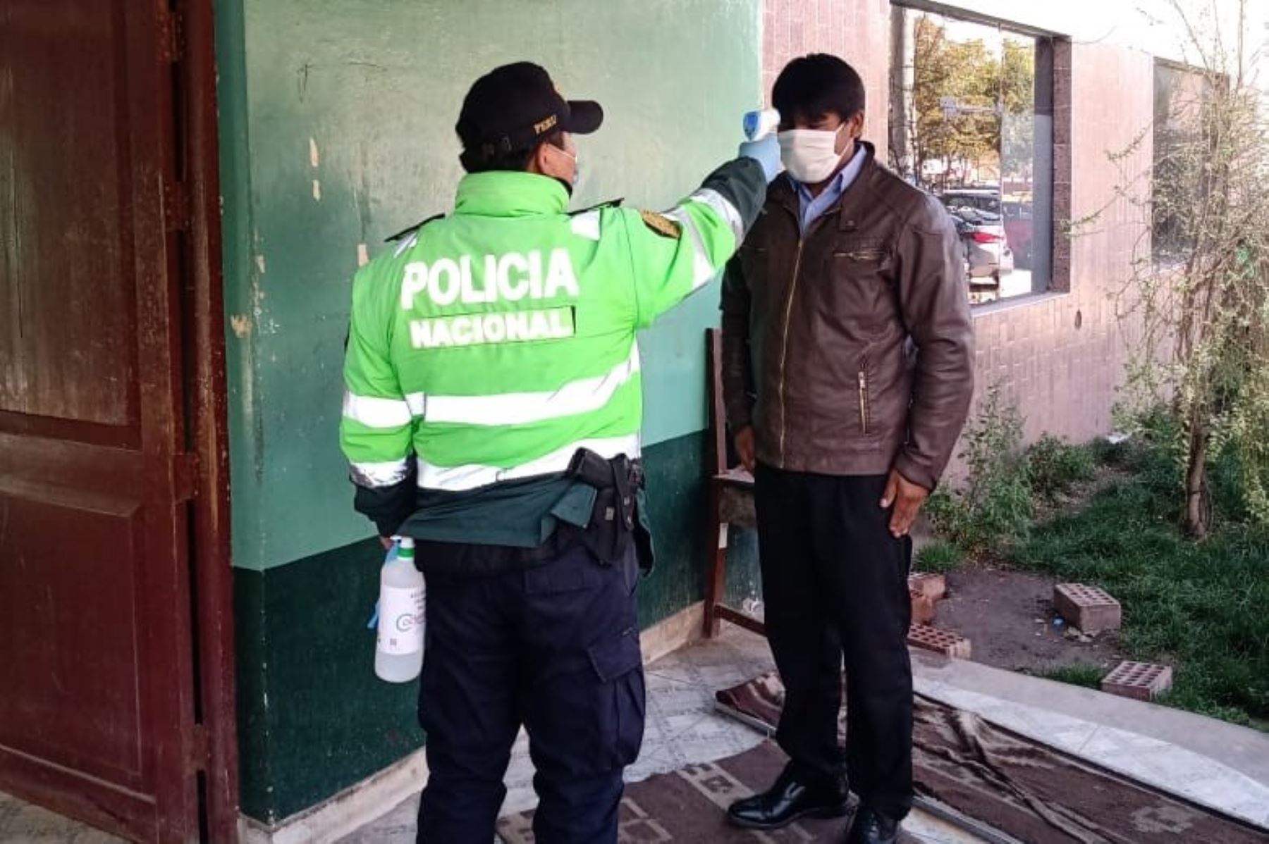 Policía del Cusco cuenta con termómetros infrarrojos gracias a una donación privada.