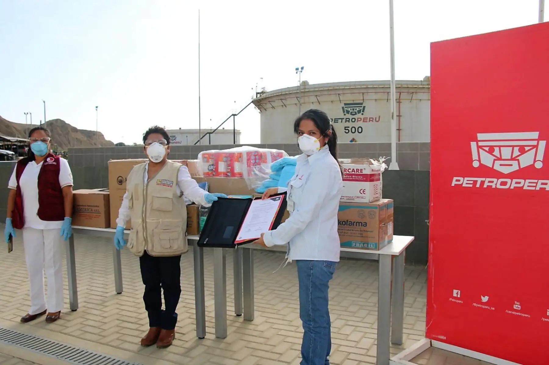 La petrolera estatal Petroperú entregó equipos y material médico para reforzar la lucha contra el coronavirus en la región Piura.