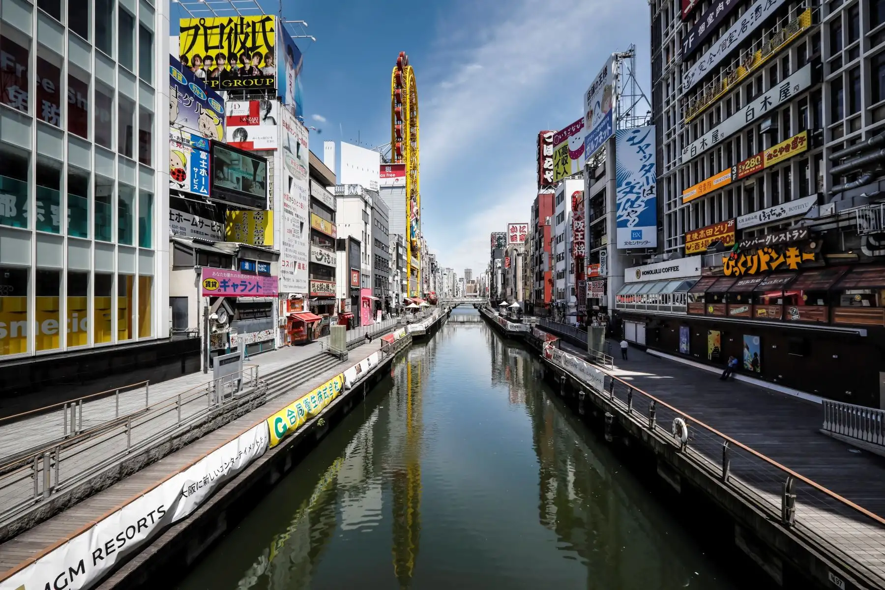 Vista de las calles vacías del distrito dse Dotonbori, normalmente atestadas de turistas y transeúntes, en Osaka, Japón este jueves. Foto: EFE