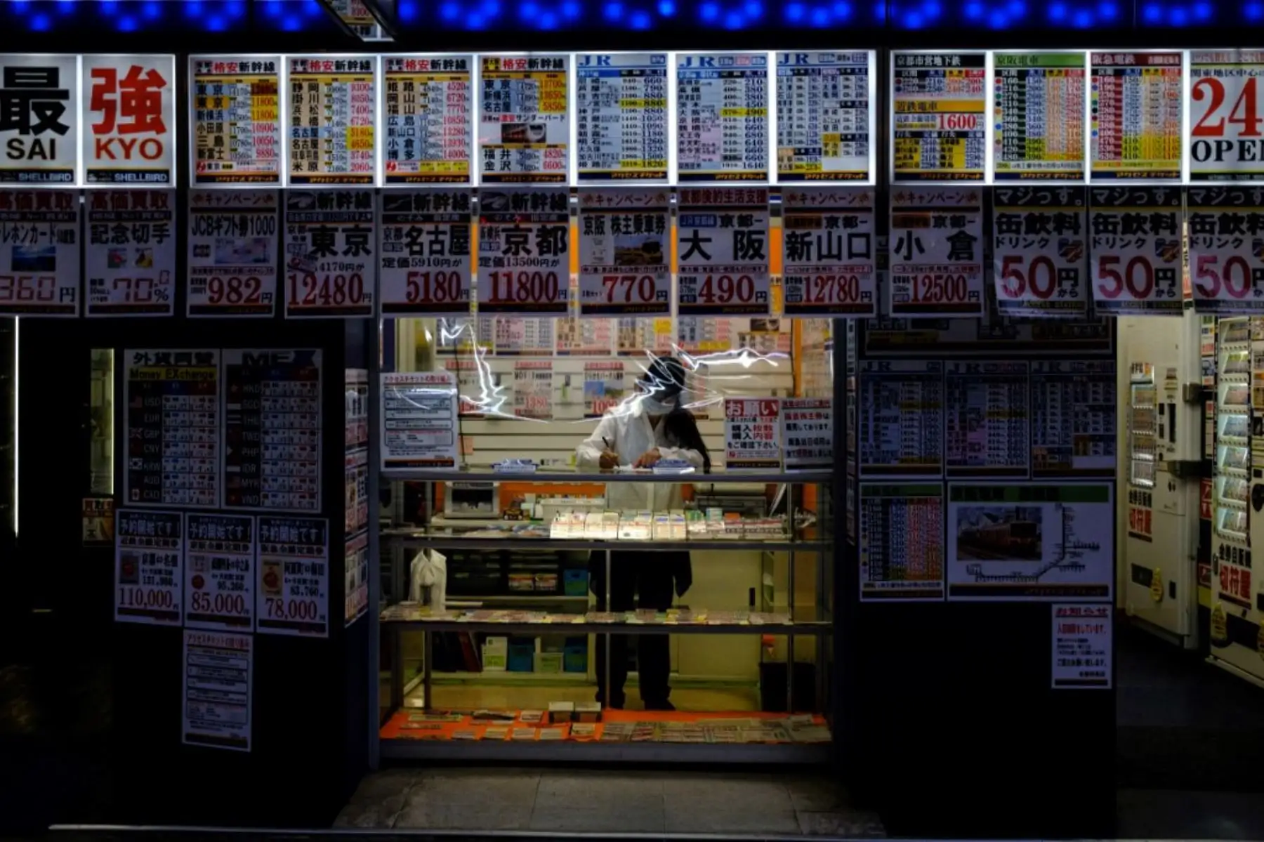 Un empleado de una tienda de venta de boletos de tren con una máscara facial en medio de preocupaciones por el coronavirus covid-19 trabaja detrás de un mostrador en Kioto

Foto: AFP