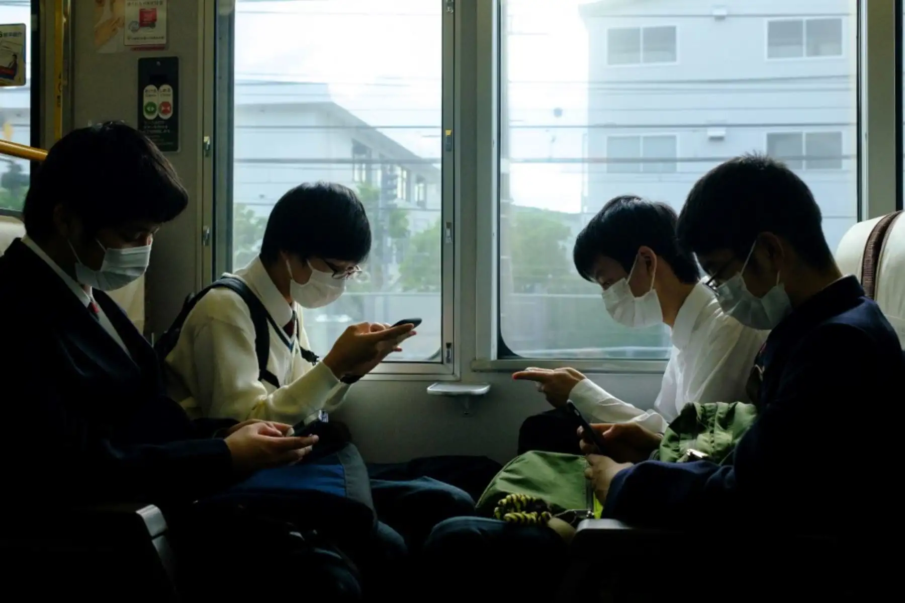 Estudiantes con máscaras faciales en medio de preocupaciones por el coronavirus covid-19 viajan en un tren desde la estación de Kioto

Foto: AFP