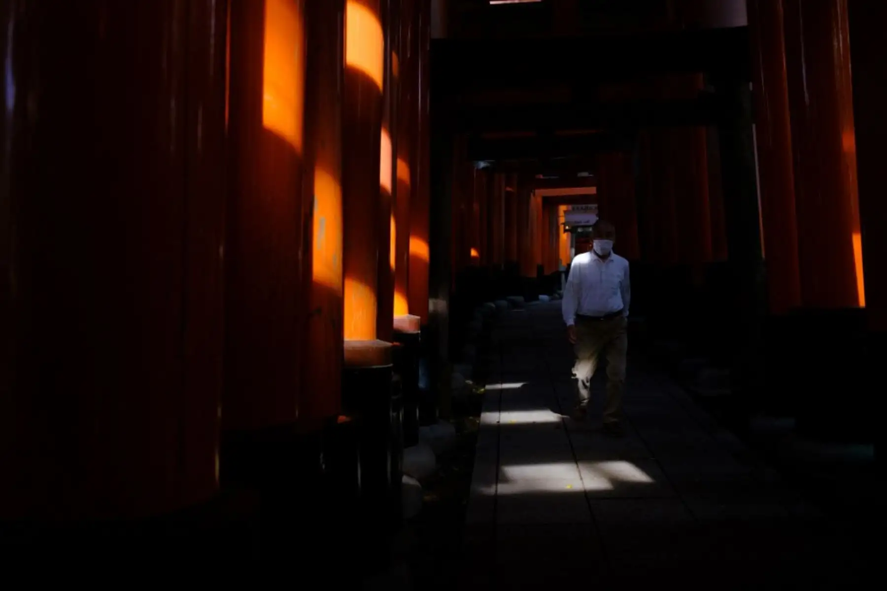 Un hombre con una máscara facial en medio de las preocupaciones por el coronavirus covid-19 camina en Fushimi Inari-taisha en Kyoto 

Foto: AFP
