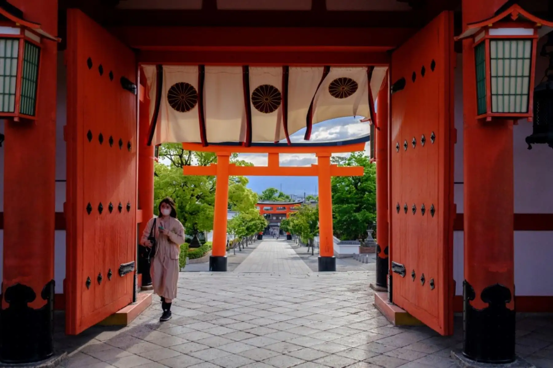 Una mujer con máscaras faciales en medio de preocupaciones por el coronavirus covid-19 camina en Fushimi Inari-taisha en Kioto 

Foto: AFP