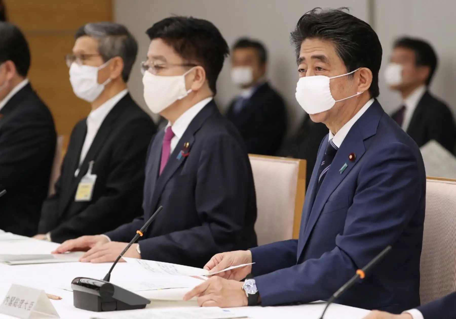 El primer ministro de Japón, Shinzo Abe (R), habla durante una reunión de un grupo de trabajo contra el brote de coronavirus covid-19, en la oficina del primer ministro en Tokio
 Abe levantó un estado de emergencia en varias grandes ciudades del oeste Japón e insinuó que la medida se eliminaría en todo el país a partir de la próxima semana. 

Foto: AFP