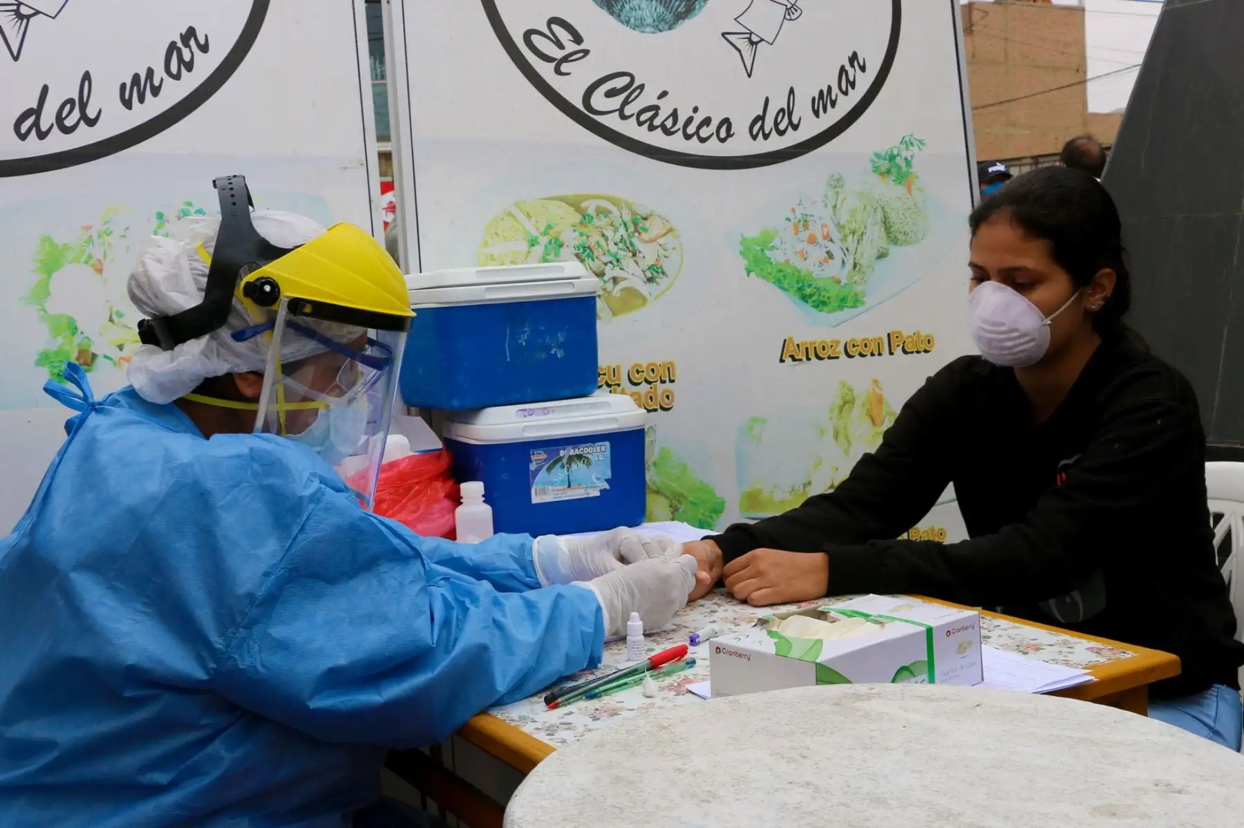 Restaurantes de la ciudad de Huacho, provincia limeña de Huaura, se preparan para reanudar sus operaciones y sus trabajadores se someten a pruebas rápidas y moleculares para evitar propagación del coronavirus. ANDINA/Difusión