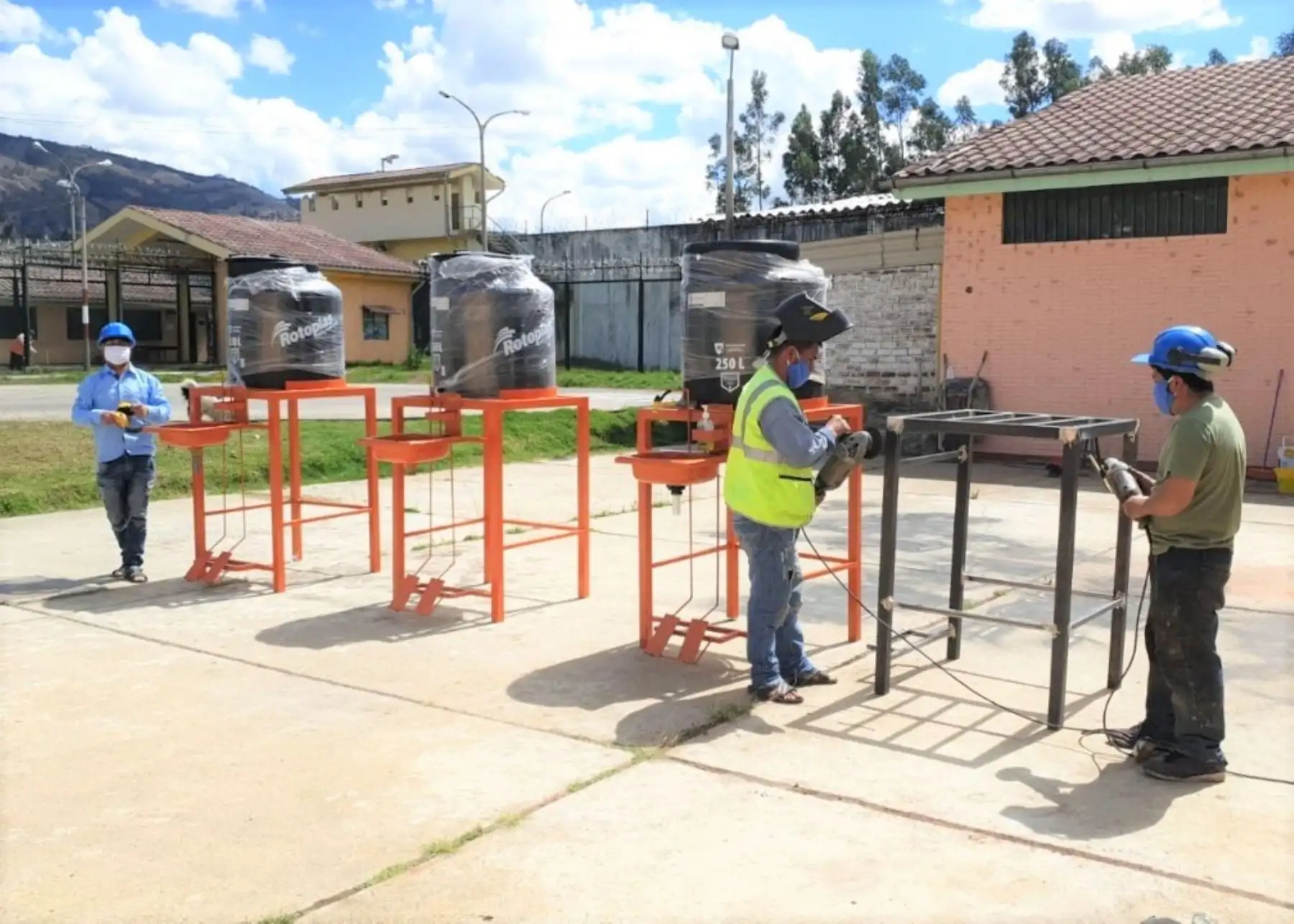 Tres internos del penal de Cajamarca elaboran lavatorios de manos portátiles que se entregarán a la Municipalidad y Gobierno Regional de Cajamarca para sus acciones de prevención del coronavirus. ANDINA/Difusión