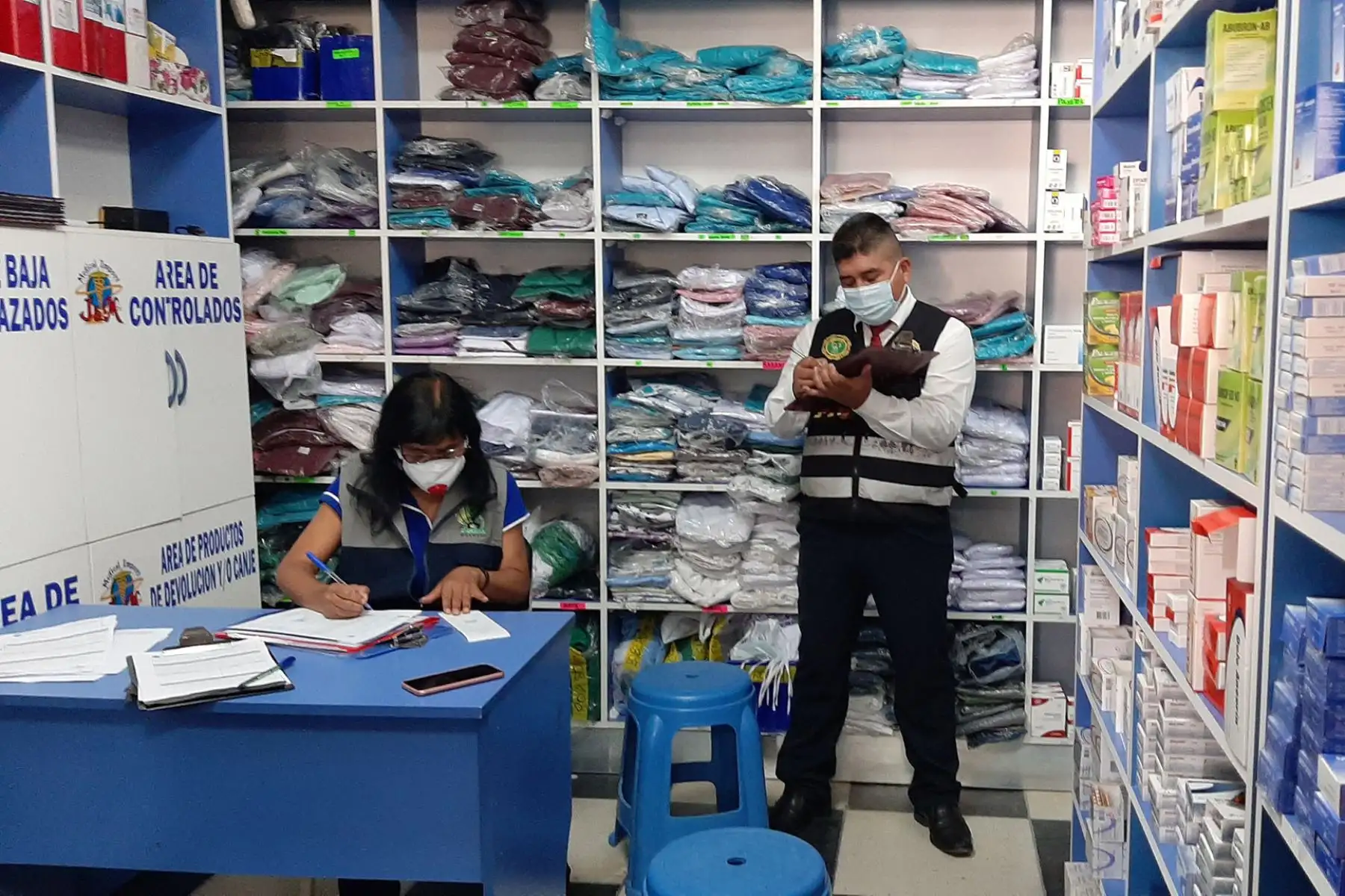 La Municipalidad de Huánuco conjuntamente con la Fiscalia y la Policía realizaron la fiscalización de precios en las diversas farmacias de la ciudad. Foto: ANDINA/Municipalidad de Huánuco