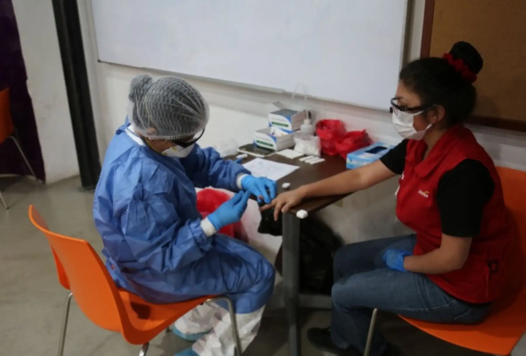 Los trabajadores de tres centros comerciales de la ciudad de Cajamarca que pasaron por pruebas rápidas dieron negativo al covid-19, sumándose a muchos otros trabajadores de mercados de abastos y ronderos que también fueron tamizados y resultaron sin infección, informó el Gobierno Regional de Cajamarca.