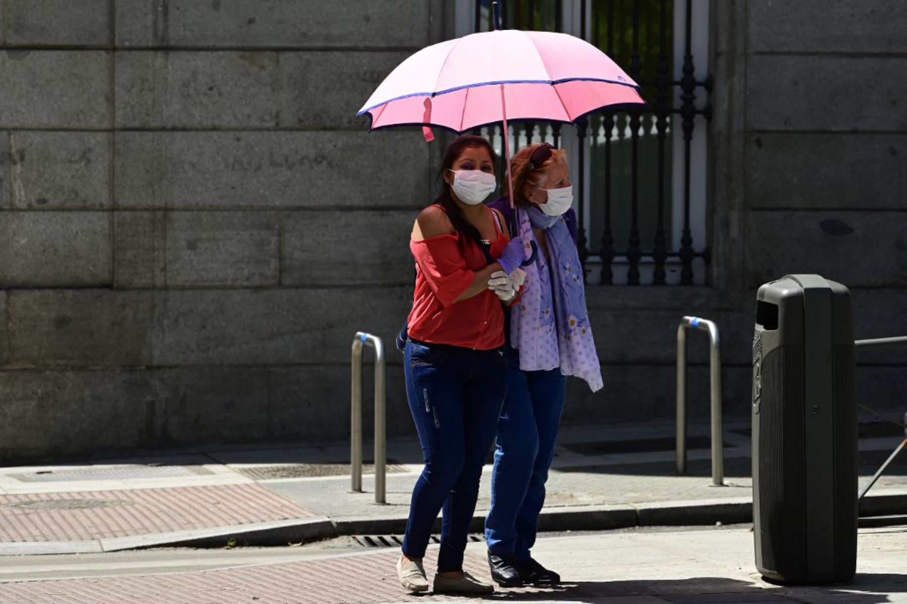Dos mujeres con máscaras faciales caminan en Madrid , ya que el uso de máscaras se hizo obligatorio en público donde no es posible el distanciamiento social.
Foto: AFP