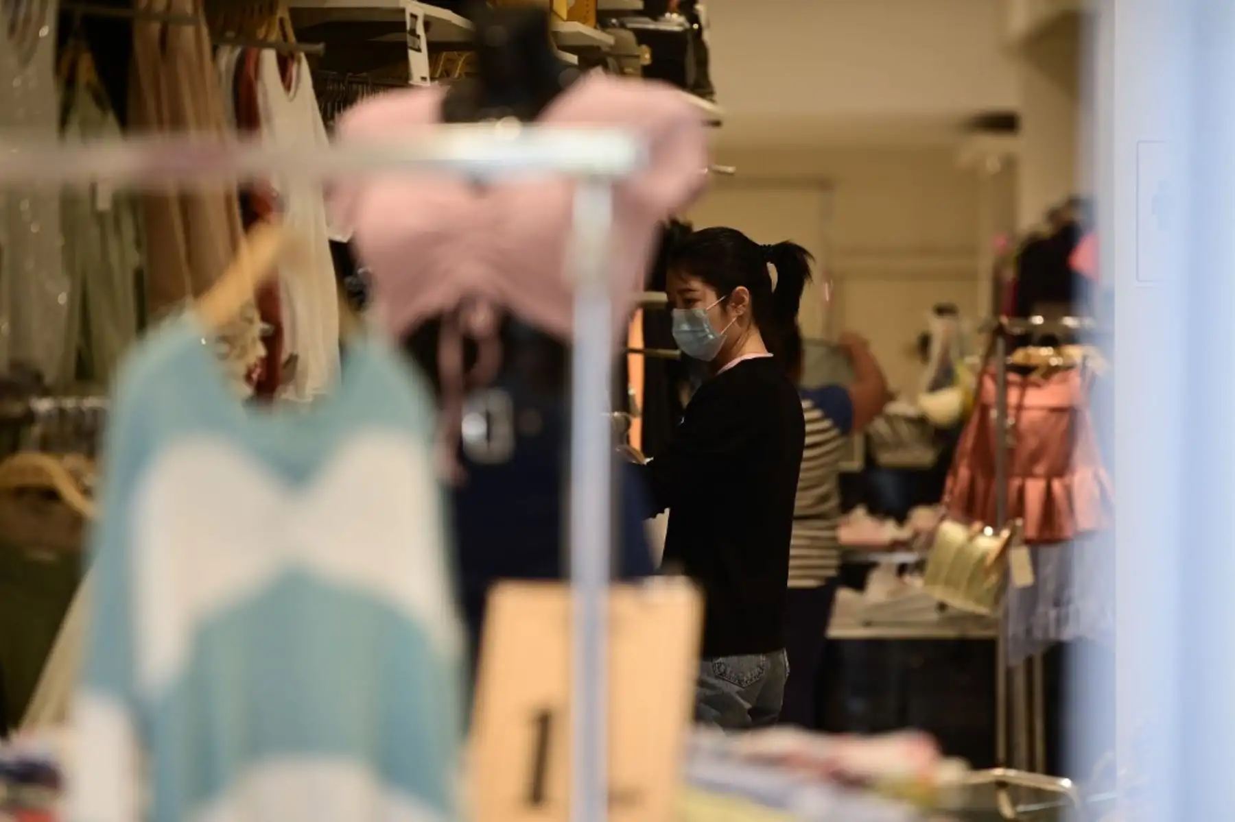 Una mujer que llevaba una máscara facial hace compras en Madrid , ya que el uso de máscaras se hizo obligatorio en público donde no es posible el distanciamiento social. 
Foto: AFP