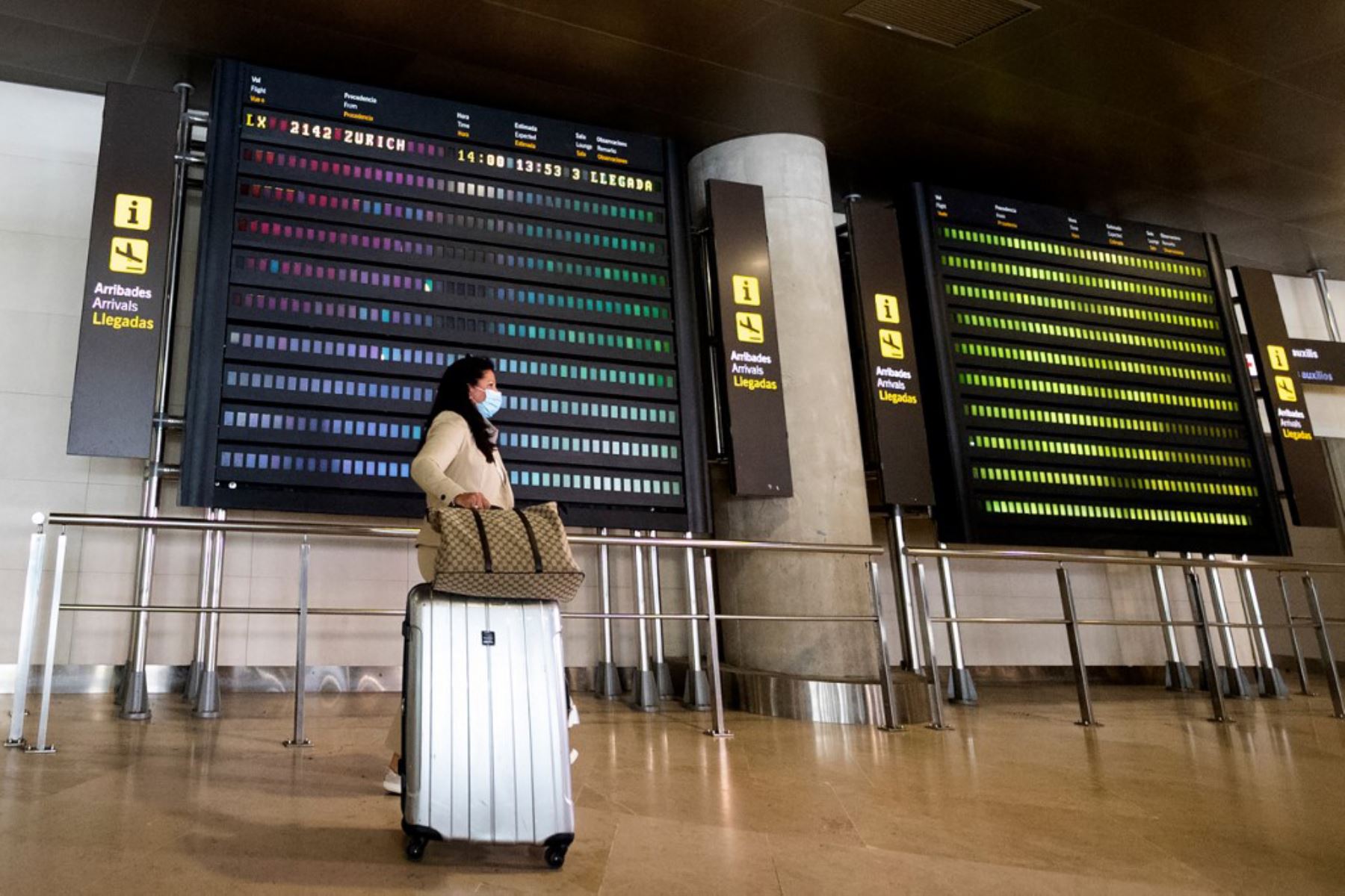 Una mujer pasa junto al tablero de llegadas después de que un vuelo de Swiss Air desde Zurich, cuyos pasajeros serán puestos en cuarentena, aterrizó en Valencia.
Foto:AFP