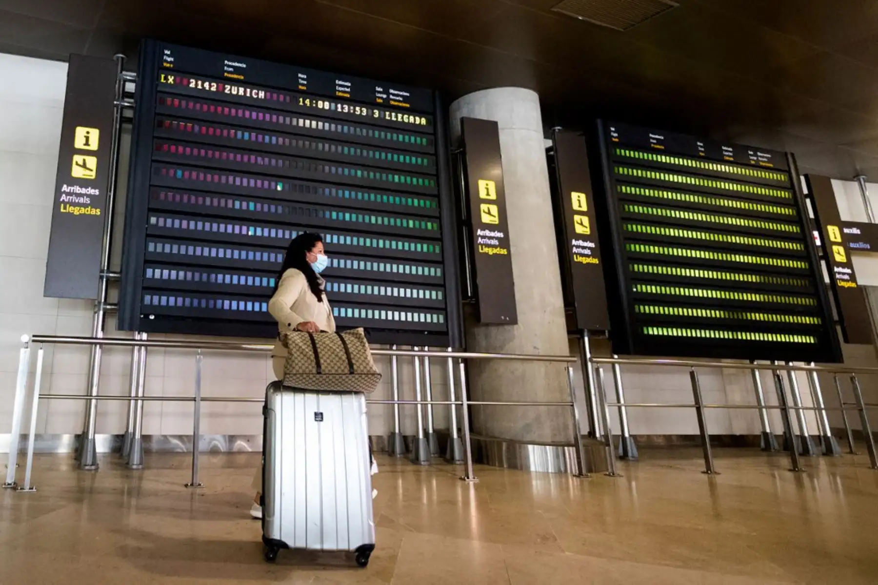 Una mujer pasa junto al tablero de llegadas después de que un vuelo de Swiss Air desde Zurich, cuyos pasajeros serán puestos en cuarentena, aterrizó en Valencia.
Foto:AFP