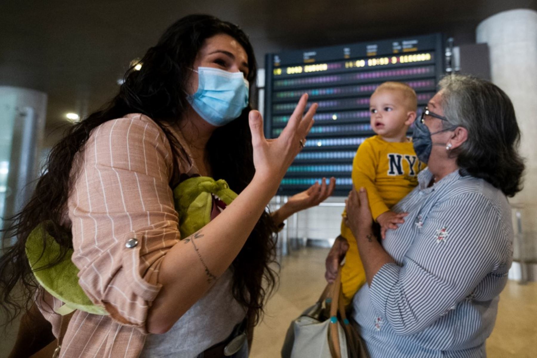 Los pasajeros que estaban a bordo de un vuelo de Swiss Air desde Zurich y que serán puestos en cuarentena llegan al aeropuerto de Valencia.
Foto: AFP