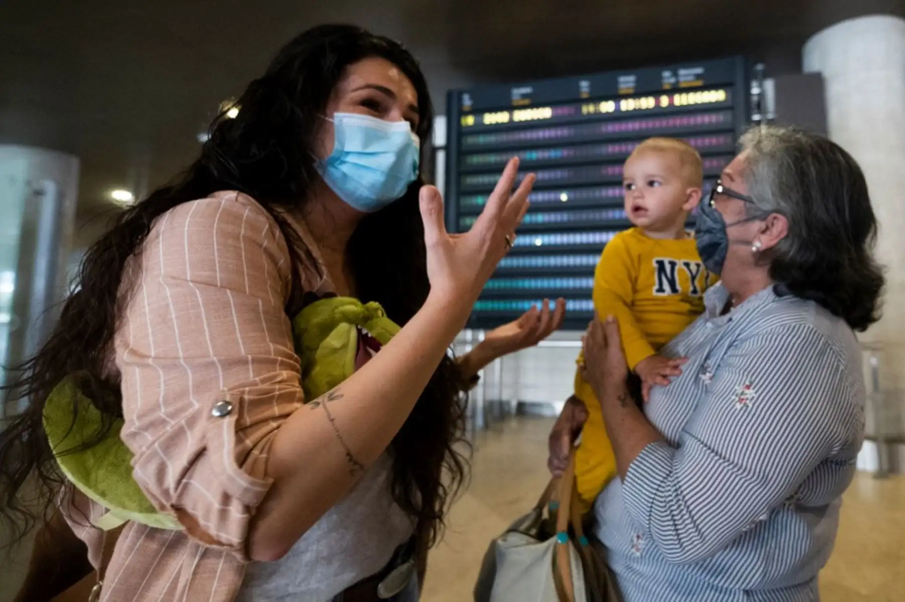 Los pasajeros que estaban a bordo de un vuelo de Swiss Air desde Zurich y que serán puestos en cuarentena llegan al aeropuerto de Valencia.
Foto: AFP