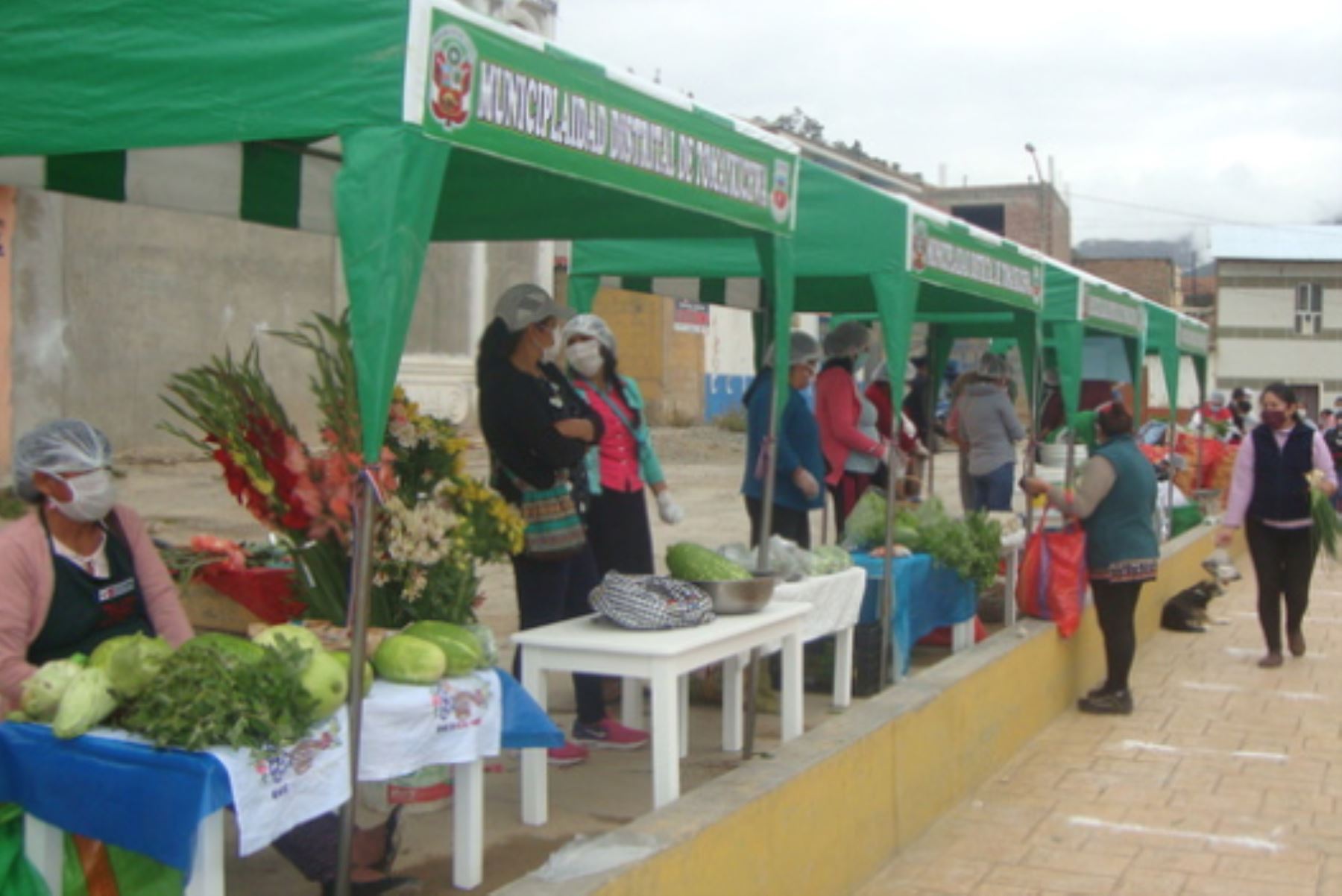 Madres del programa Juntos en Huánuco promueven ferias de venta de alimentos con estrictas medidas de bioseguridad.