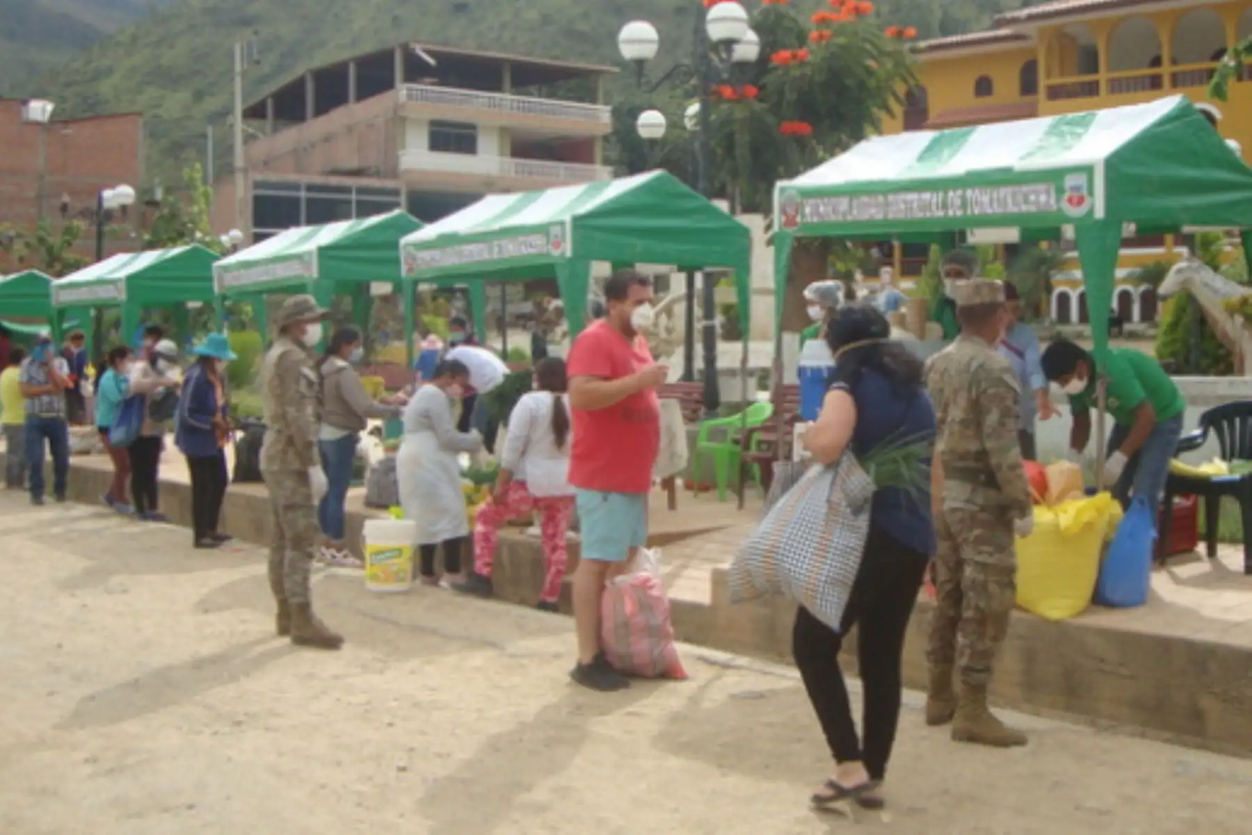 Madres del programa Juntos en Huánuco promueven ferias de venta de alimentos con estrictas medidas de bioseguridad.
