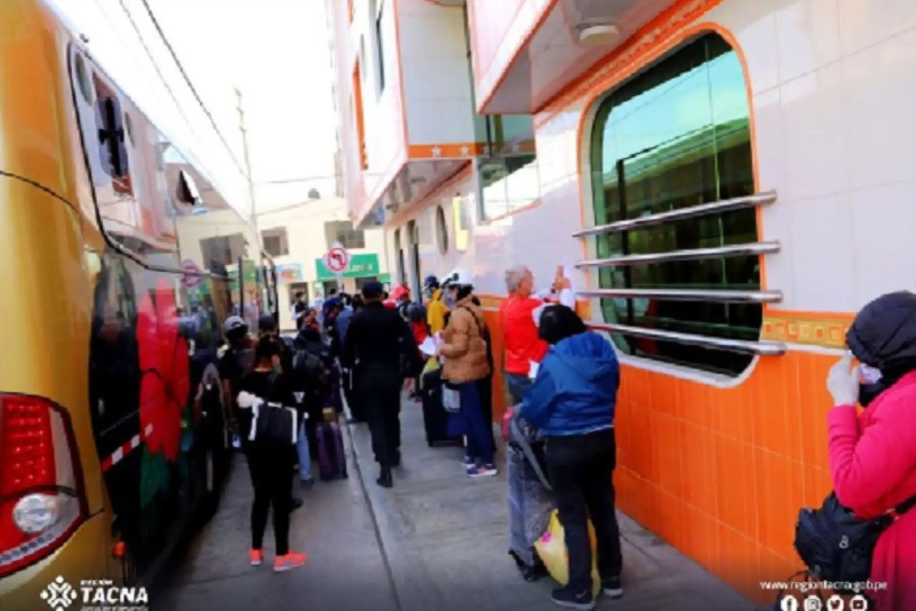 Aproximadamente a las 08:49 horas de hoy, ingresaron dos buses a la ciudad, trasladando a 32 y 33 pasajeros, respectivamente. Posteriormente, a las 15:31 horas llegó el tercer bus con 26 pasajeros.