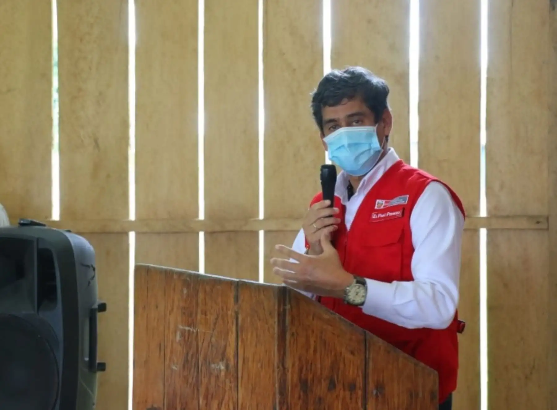A unir esfuerzos en los tres niveles de gobierno para lograr una mejor respuesta a la pandemia del covid-19, invocó hoy el ministro de Transportes y Comunicaciones, Carlos Lozada, en su visita de trabajo a la región Amazonas, adonde trasladó 5,000 implementos de salud y 1,500 pruebas rápidas para tamizar a la población.