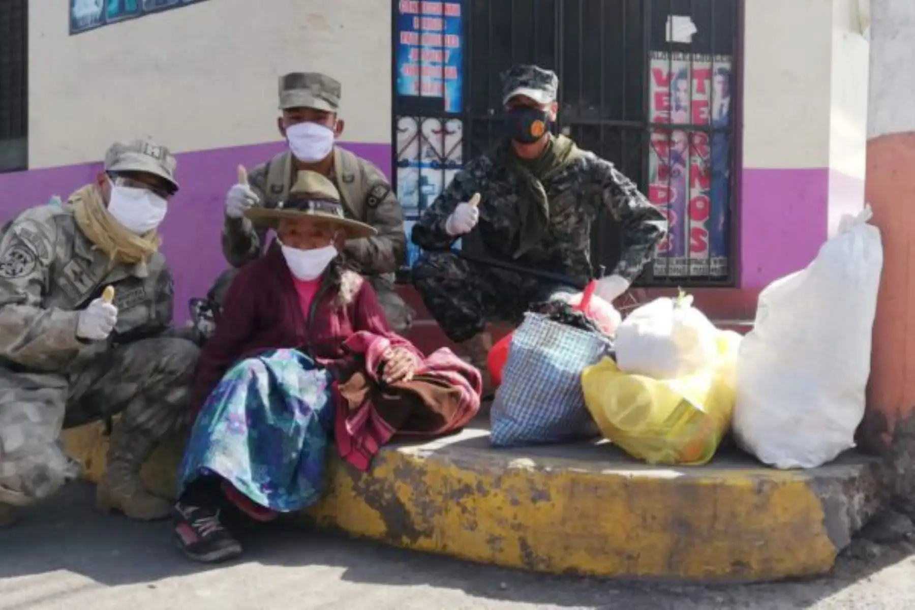 Personal de la Infantería de Marina  realiza acción social con anciana en la ciudad de Mollendo en Arequipa.
 Foto: Marina de Guerra