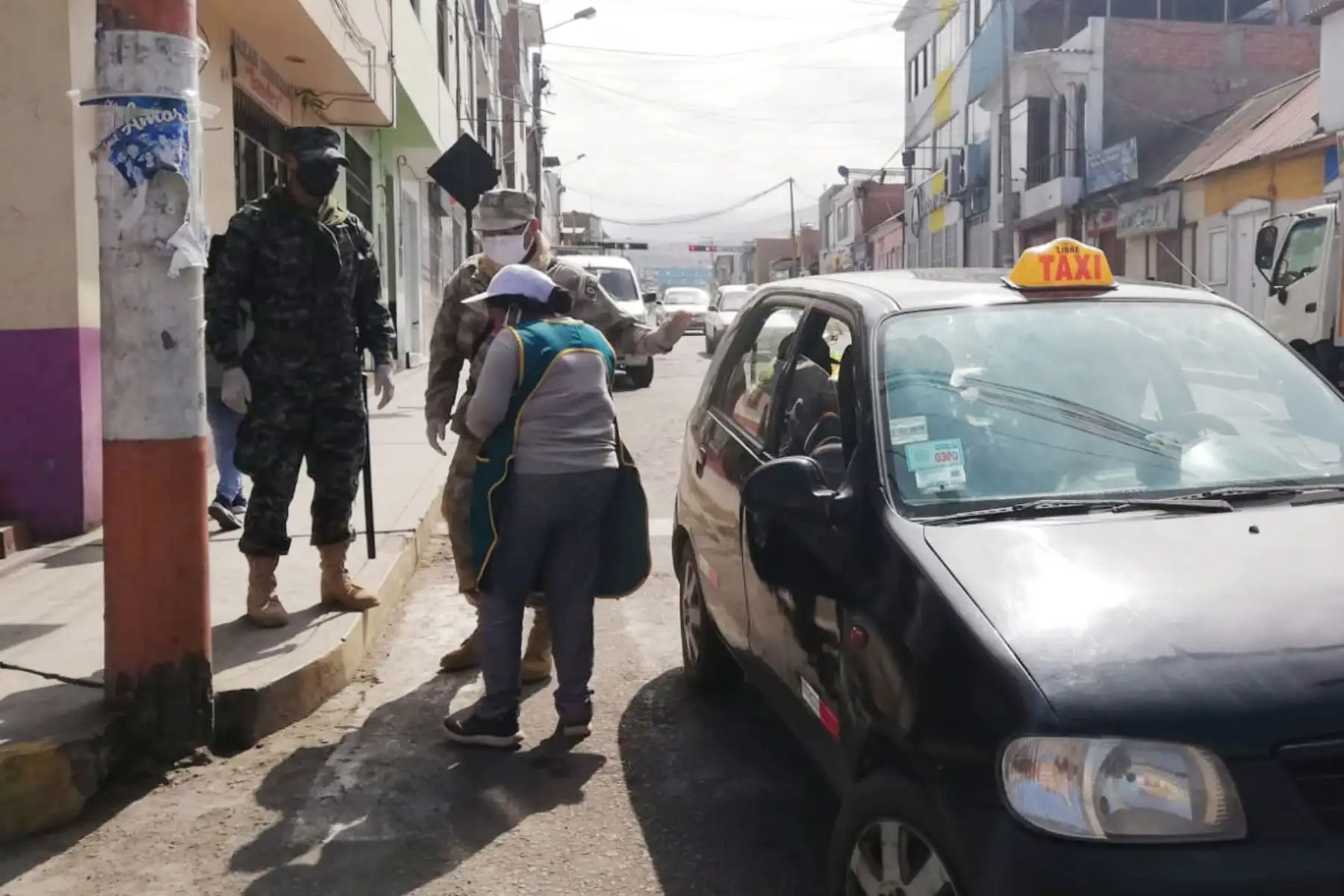 Personal de la Infantería de Marina  realiza acción social con anciana en la ciudad de Mollendo en Arequipa.
 Foto: Marina de Guerra