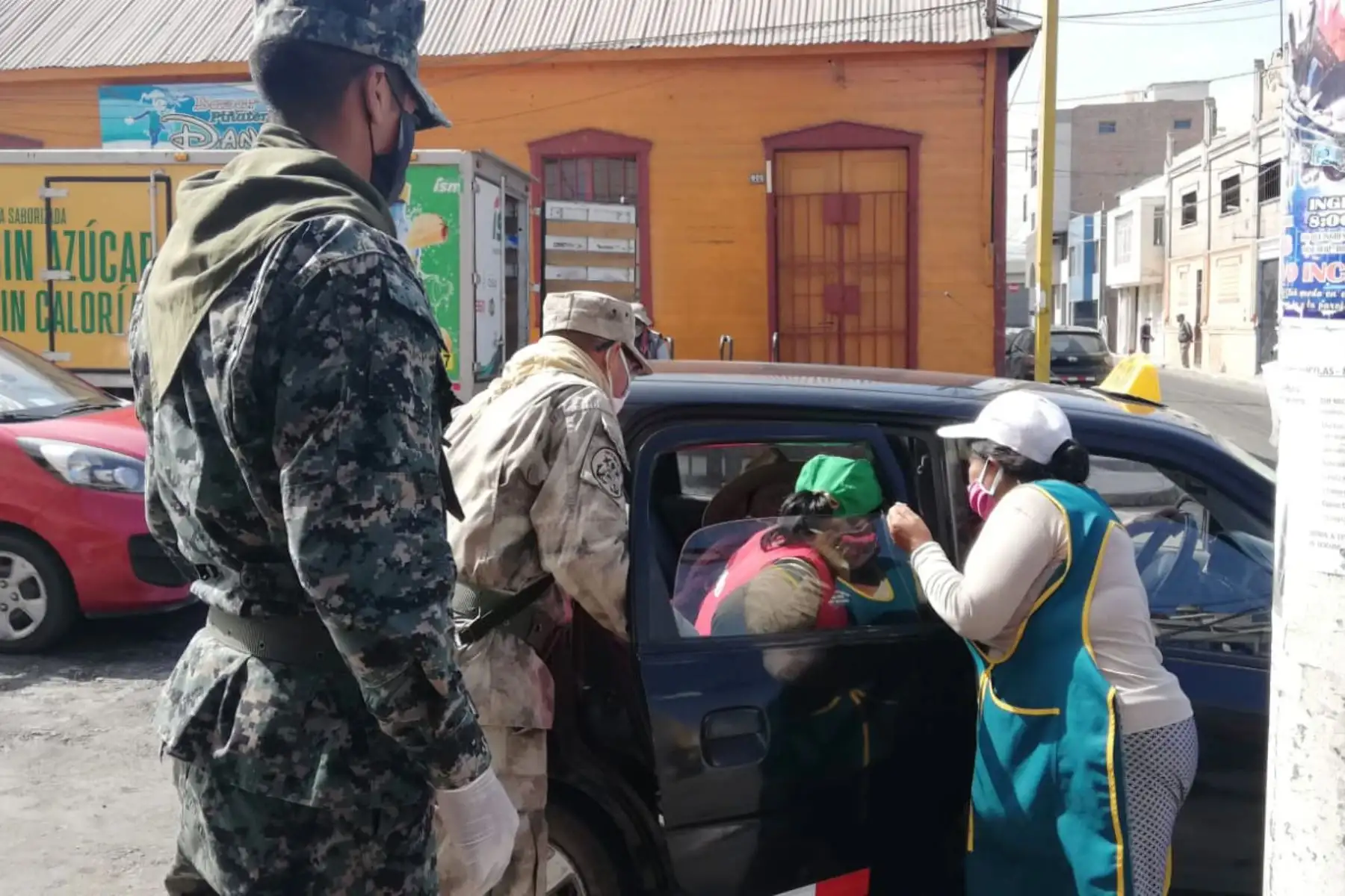 Personal de la Infantería de Marina  realiza acción social con anciana en la ciudad de Mollendo en Arequipa.
 Foto: Marina de Guerra