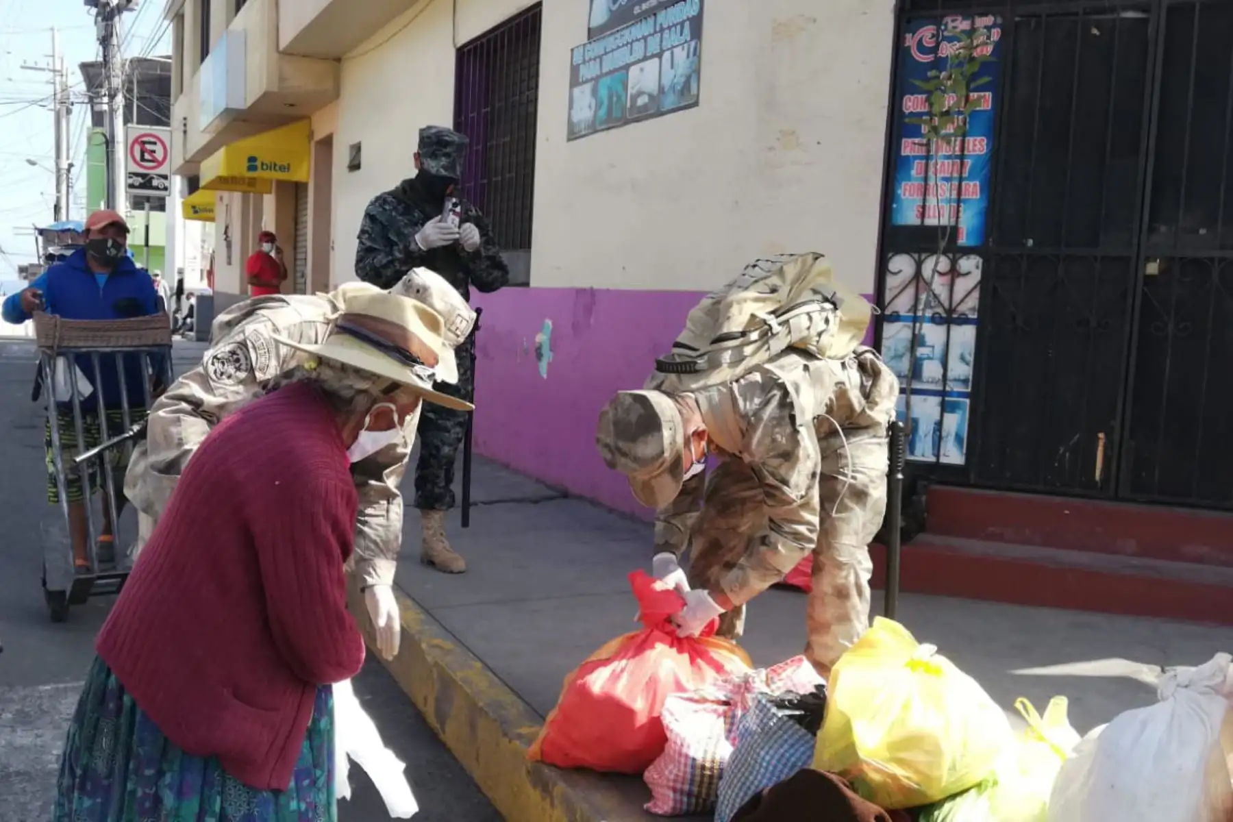 Personal de la Infantería de Marina  realiza acción social con anciana en la ciudad de Mollendo en Arequipa.
 Foto: Marina de Guerra