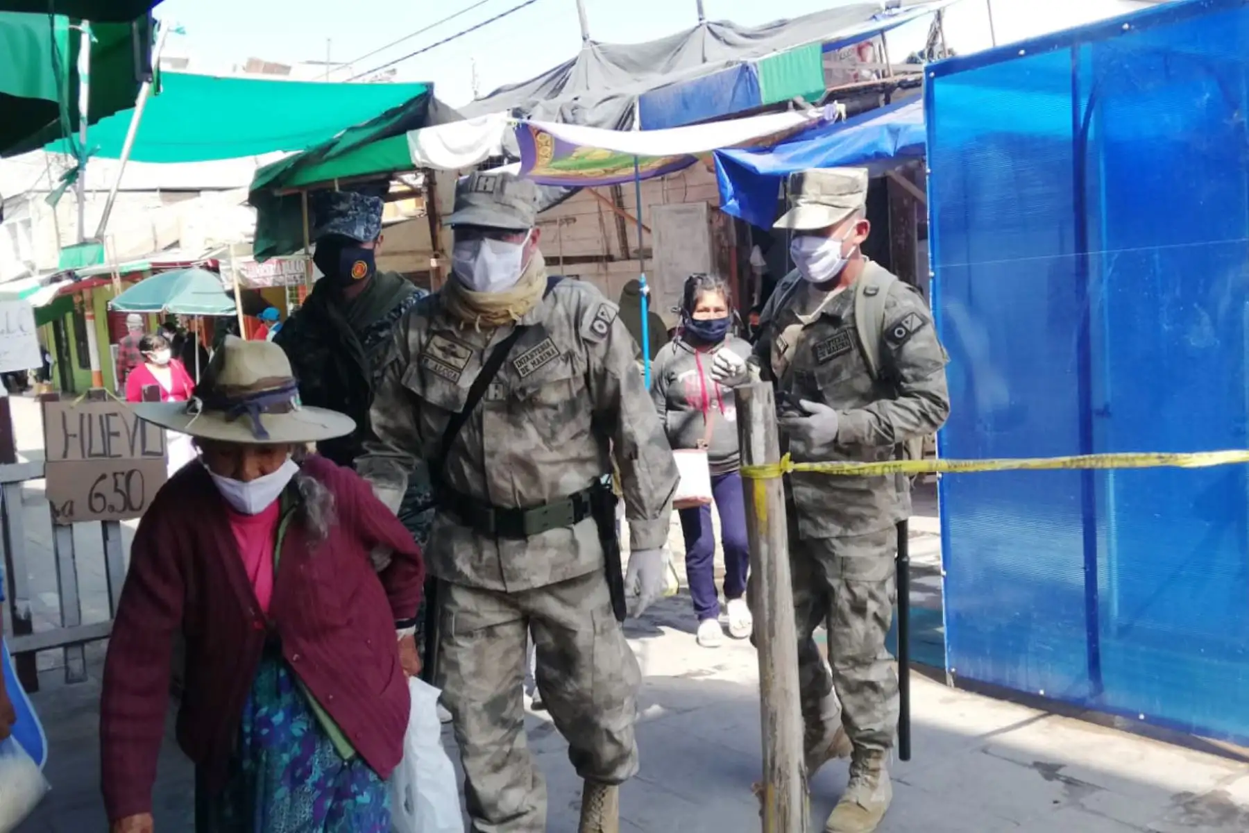 Personal de la Infantería de Marina  realiza acción social con anciana en la ciudad de Mollendo en Arequipa.
 Foto: Marina de Guerra