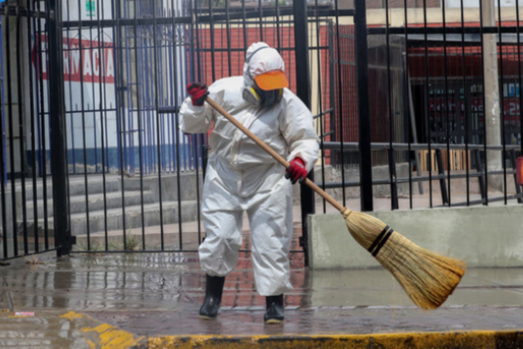 Trabajadores de limpieza pública deben usar equipos de protección personal (EPP) para evitar contagio con el nuevo coronavirus. Foto: ANDINA/Difusión