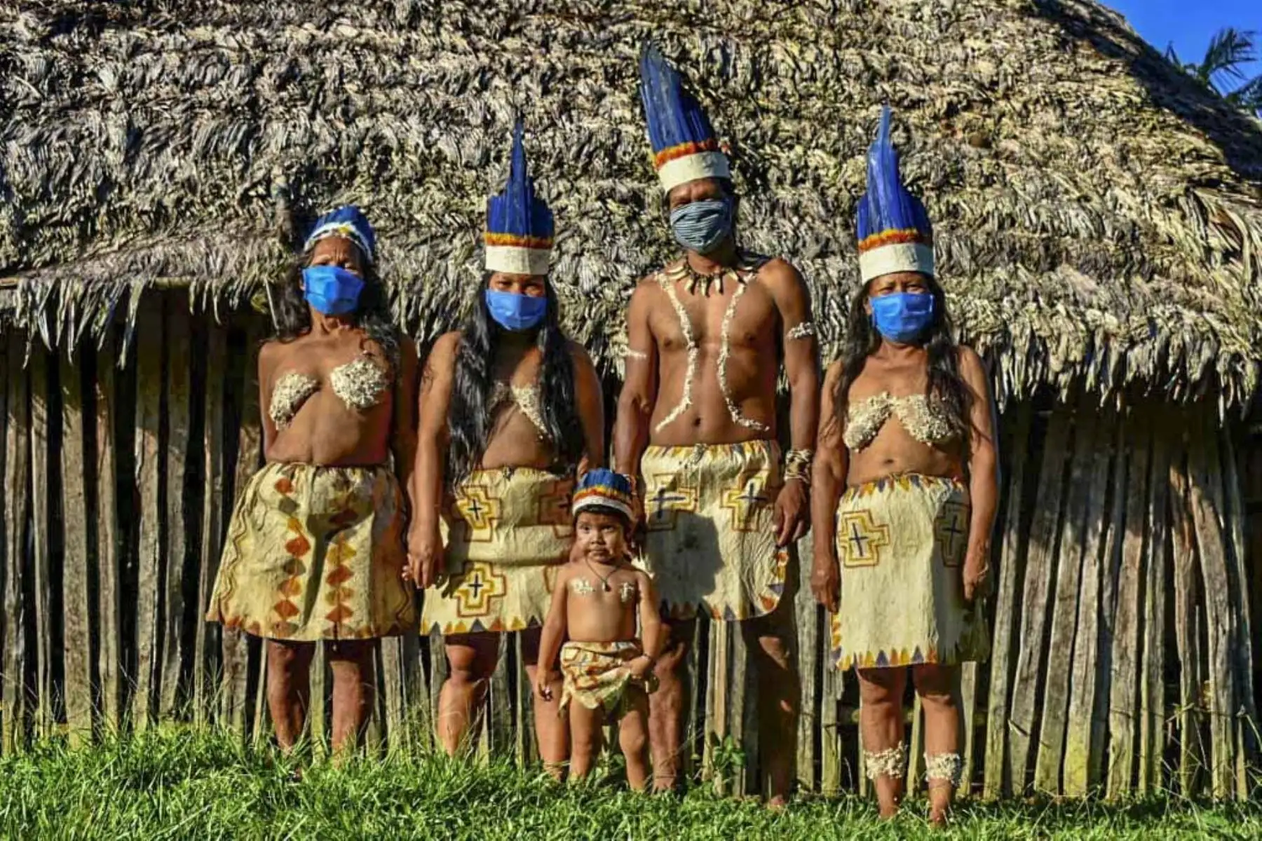 Los indígenas colombianos Huitoto posan con máscaras faciales, en medio de las preocupaciones por el coronavirus covid -19, en Leticia, departamento de Amazonas, Colombia.
Foto: AFP
