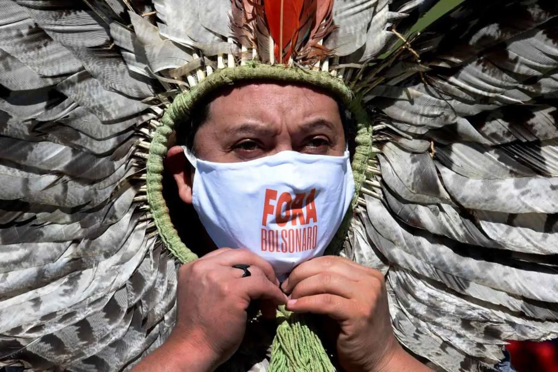 El líder indígena brasileño de Kaingang, Kretan Kaingang, participa en una protesta contra el presidente brasileño Jair Bolsonaro, en medio de la pandemia de corovavirus covid -19, frente al Congreso Nacional en Brasilia.
Foto : AFP