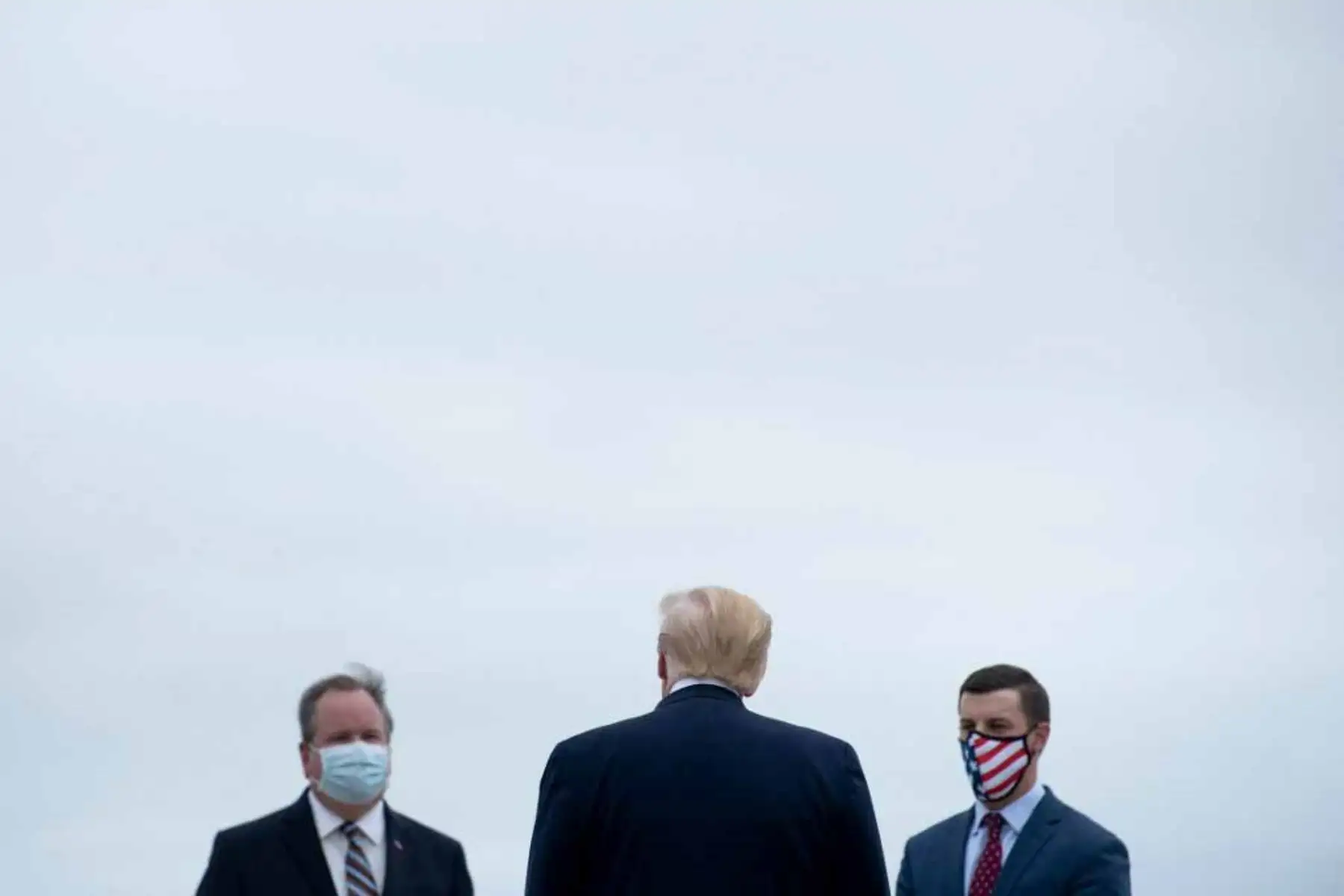 El supervisor del municipio de Plymouth, Kurt Heise, y el representante del estado de Michigan, Lee Chatfield (R), observan cómo el presidente de los Estados Unidos, Donald Trump, llega al aeropuerto metropolitano del condado de Wayne de Detroit en Romulus, Michigan. 
Foto: AFP