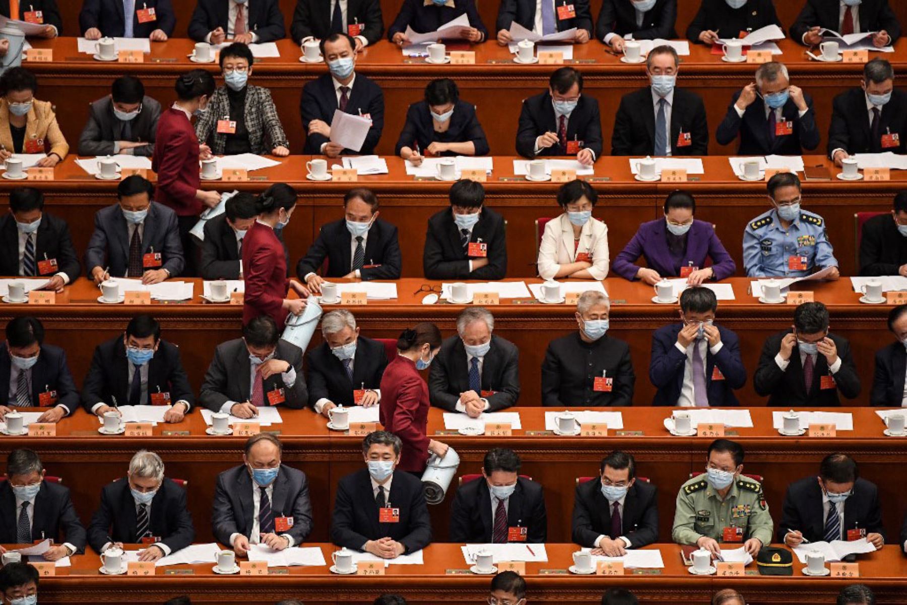 Las azafatas sirven té a los delegados durante la sesión de apertura de la Conferencia Consultiva Política del Pueblo Chino (CPPCC) en el Gran Salón del Pueblo en Beijing.
Foto: AFP