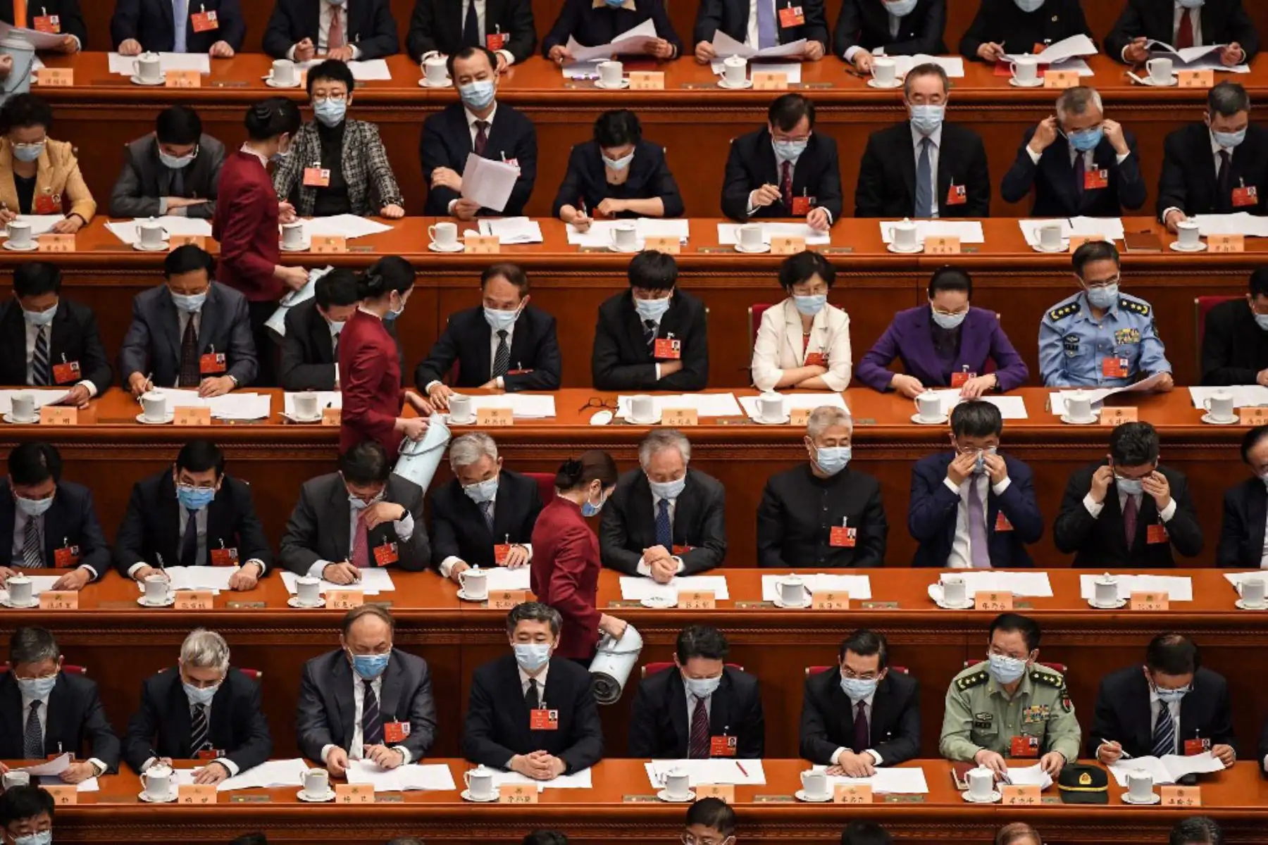 Las azafatas sirven té a los delegados durante la sesión de apertura de la Conferencia Consultiva Política del Pueblo Chino (CPPCC) en el Gran Salón del Pueblo en Beijing.
Foto: AFP