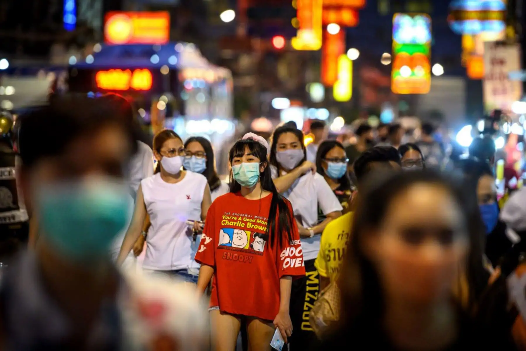 Los peatones caminan por la calle principal de Chinatown después de que el gobierno tailandés relajó las medidas para combatir la propagación del nuevo coronavirus COVID-19, en Bangkok.
Foto: AFP