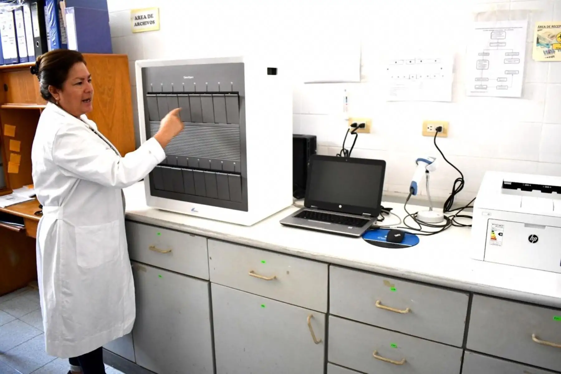 Moderno equipo permitirá procesar hasta 16 pruebas moleculares de covid-19 en una hora.