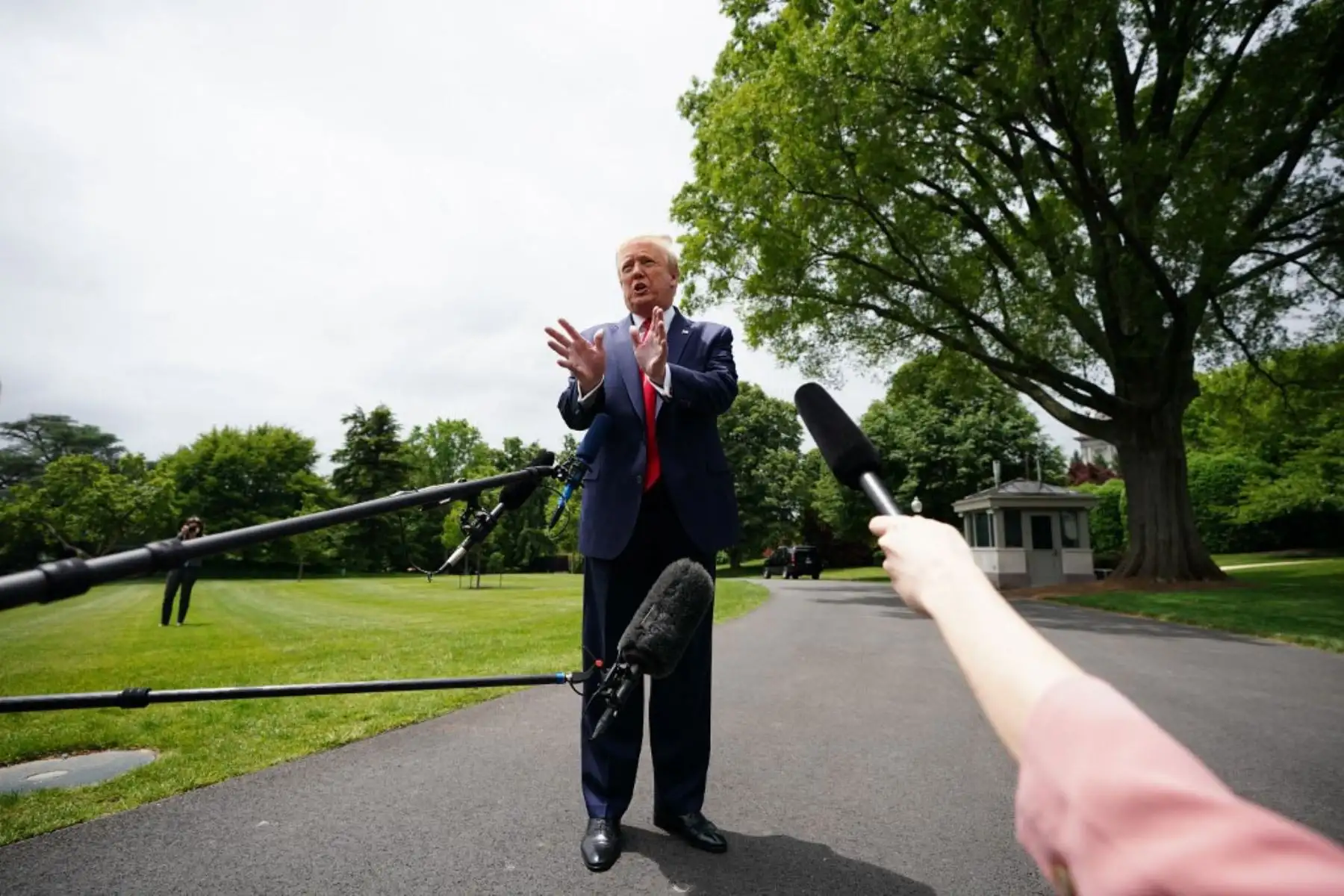 El presidente de los Estados Unidos, Donald Trump, habla a la prensa cuando sale de la Casa Blanca en Washington, DC.
Foto: AFP