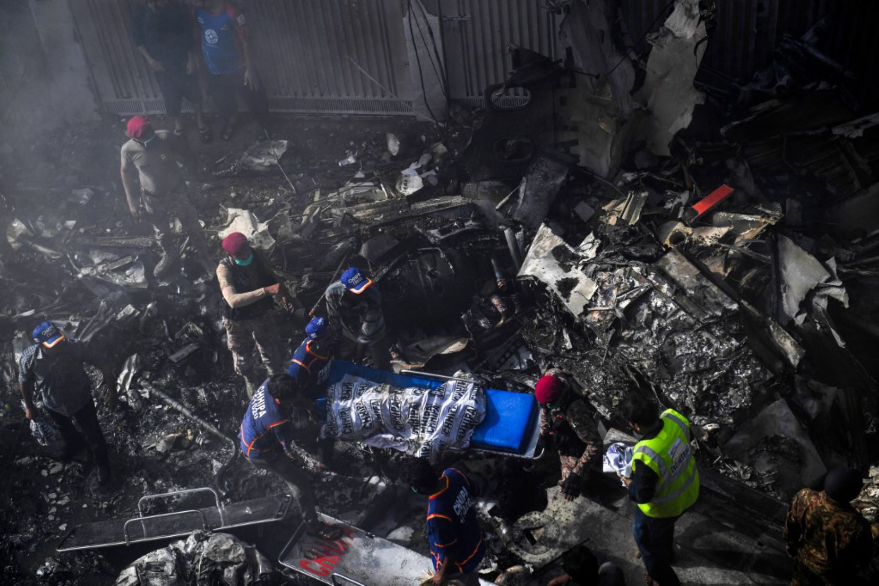 Ocho personas murieron este viernes cuando el avión Airbus A-320 de la compañía Pakistan International Airlines (PIA) se estrelló con 99 pasajeros y ocho tripulantes a bordo en una zona residencial de la sureña ciudad de Karachi.